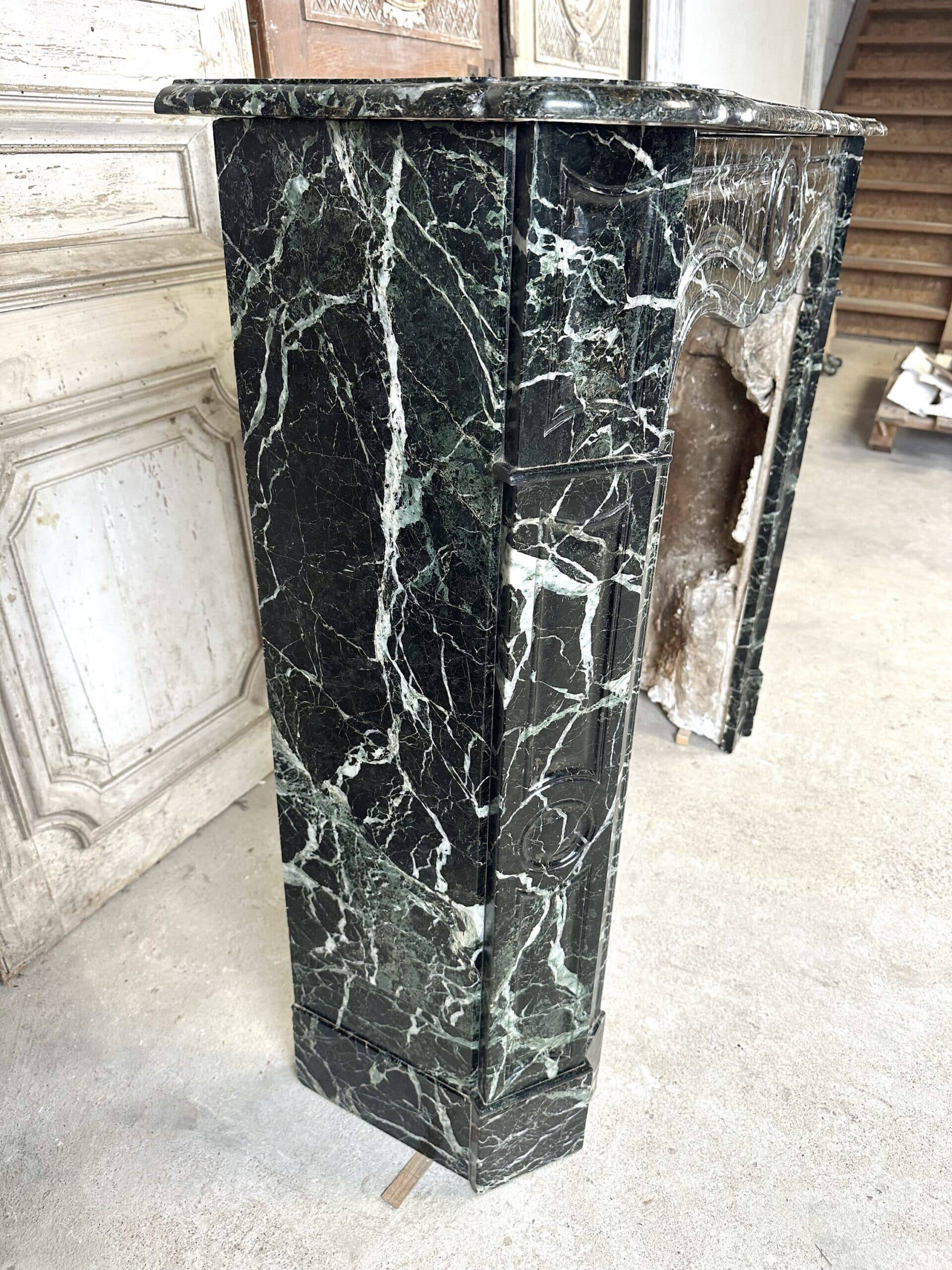 Cheminée de style Louis XV en marbre vert des Alpes circa 1900