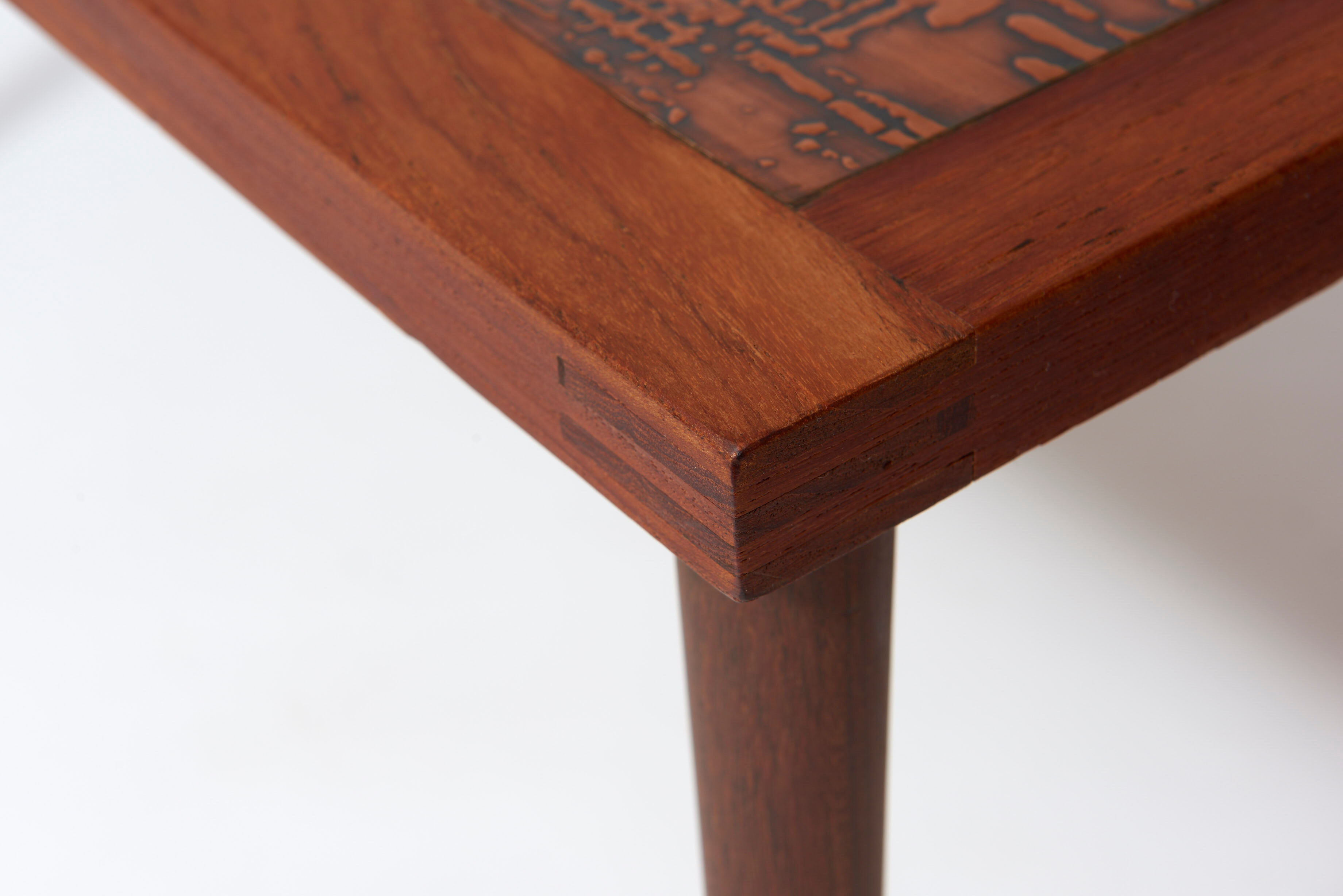 Table basse scandinave en teck et tablette en cuivre