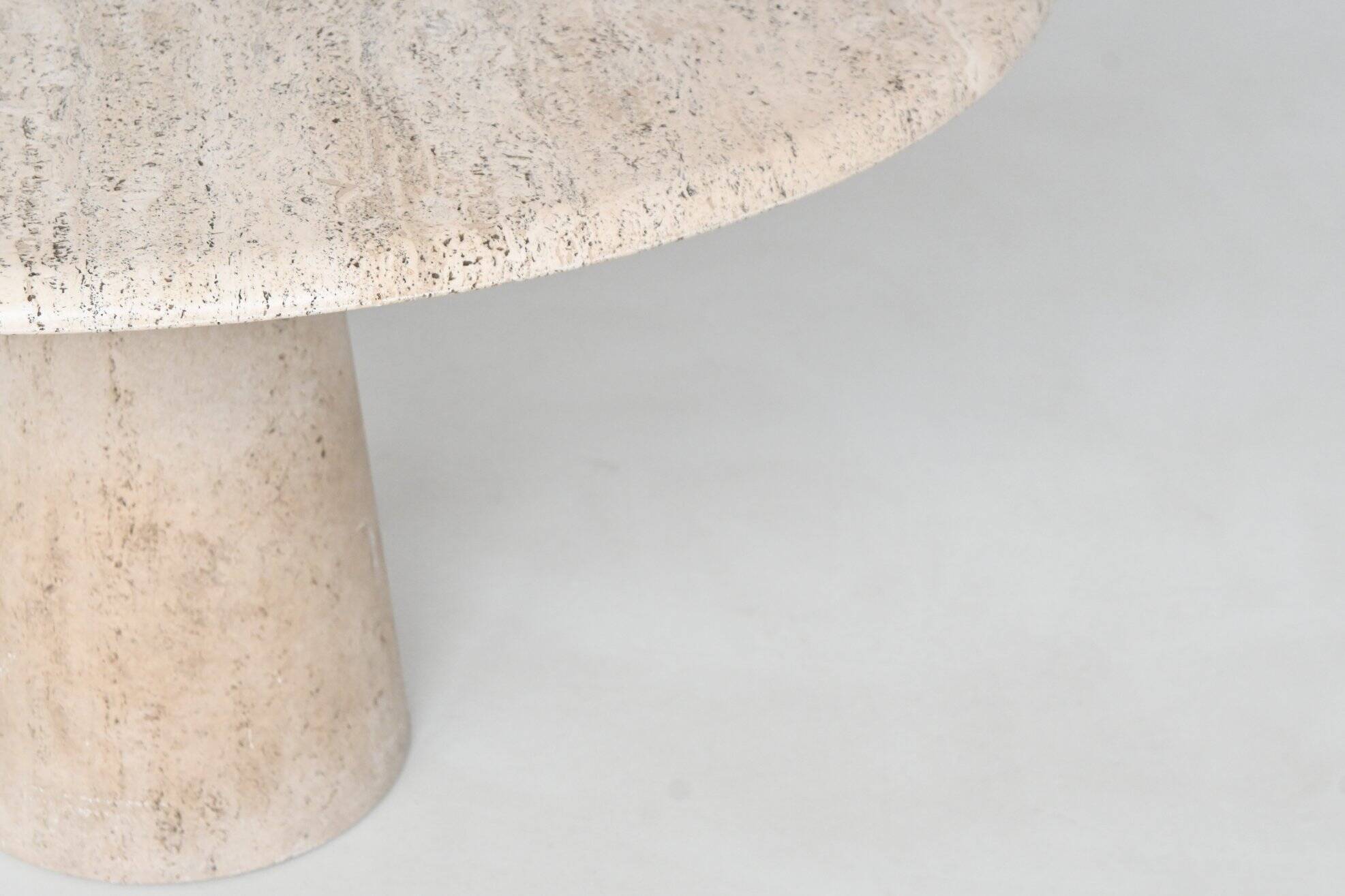 Grande table de salle à manger ronde sculpturale en travertin blanc crème, Italie, 1970