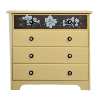 A pine chest of drawers from the 1980s after metamorphosis. Yellow.