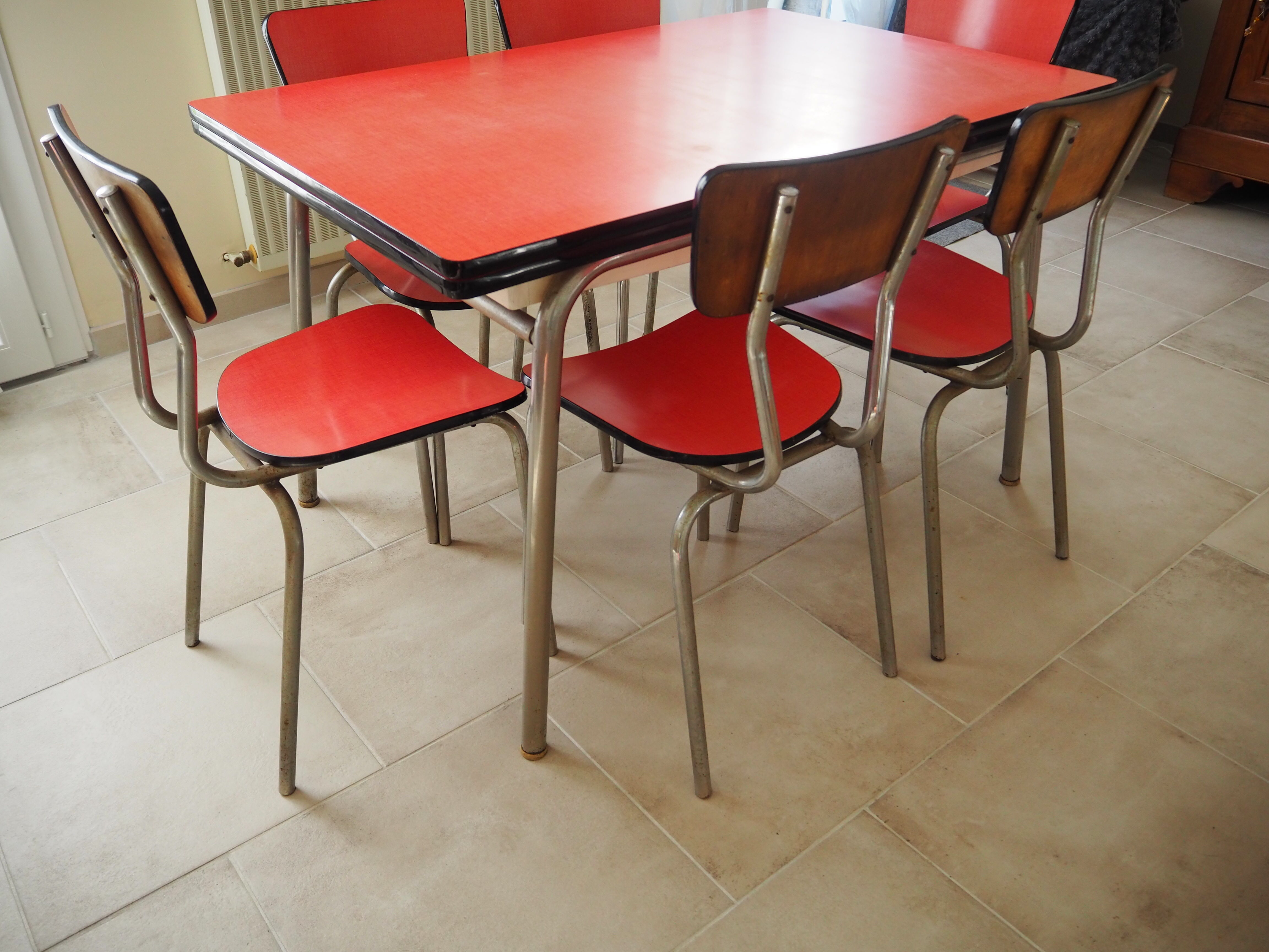 TABLE with two Italian EXTENSIONS and its 6 vintage CHAIRS of the 1970s in red color