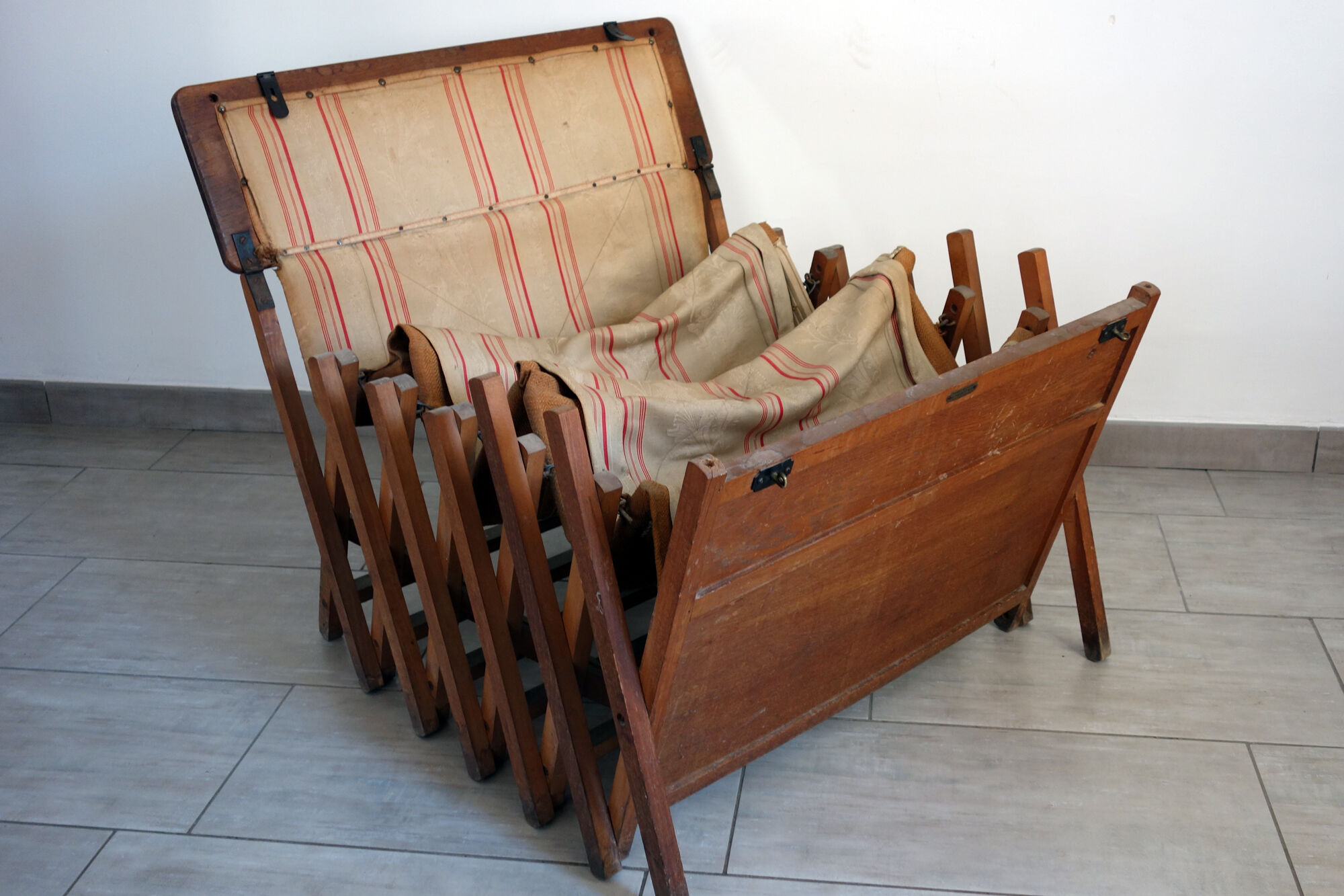 Ancient bed folding Le Printemps