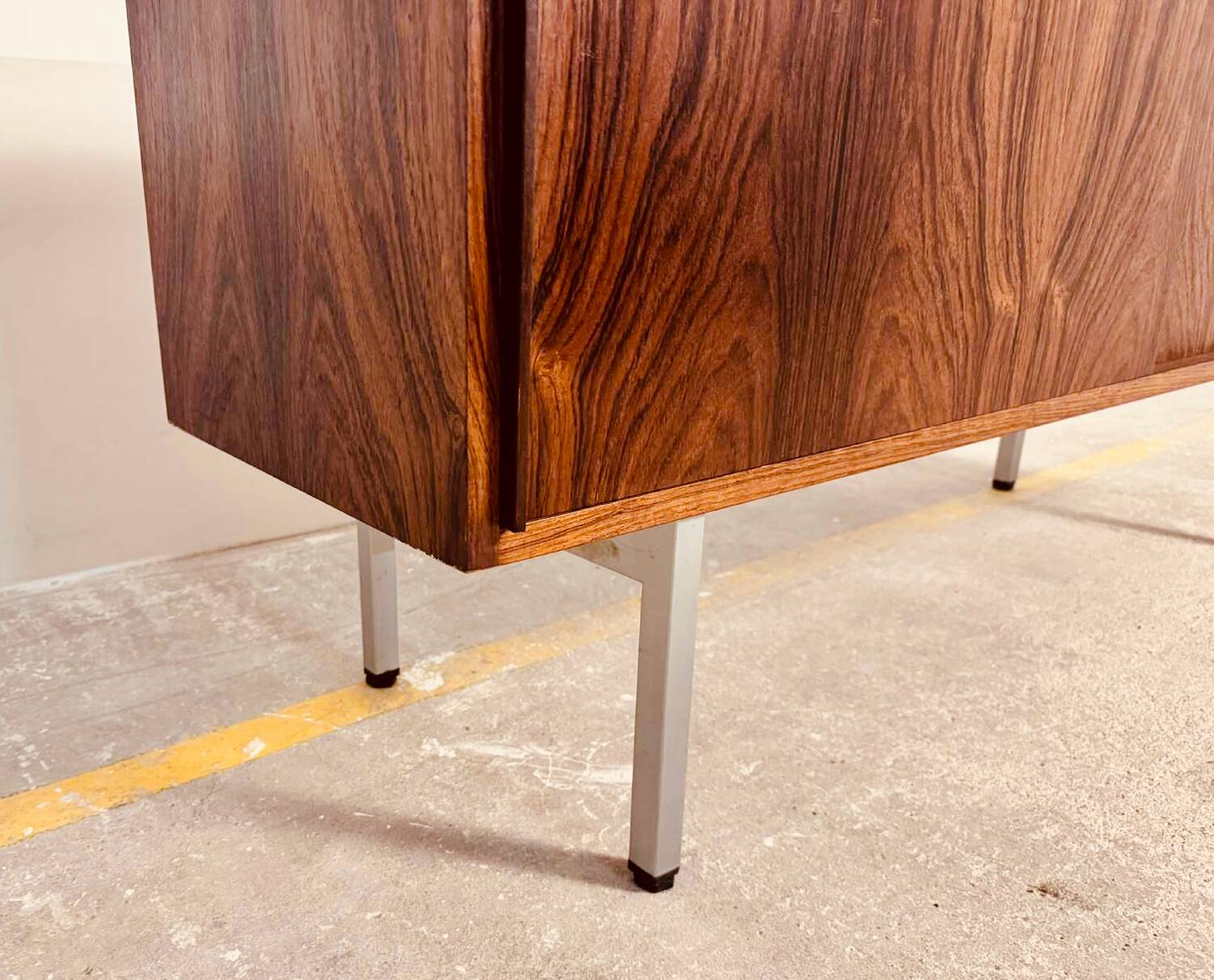 Small enfilade, 142 cm long, with 2 doors in rosewood.