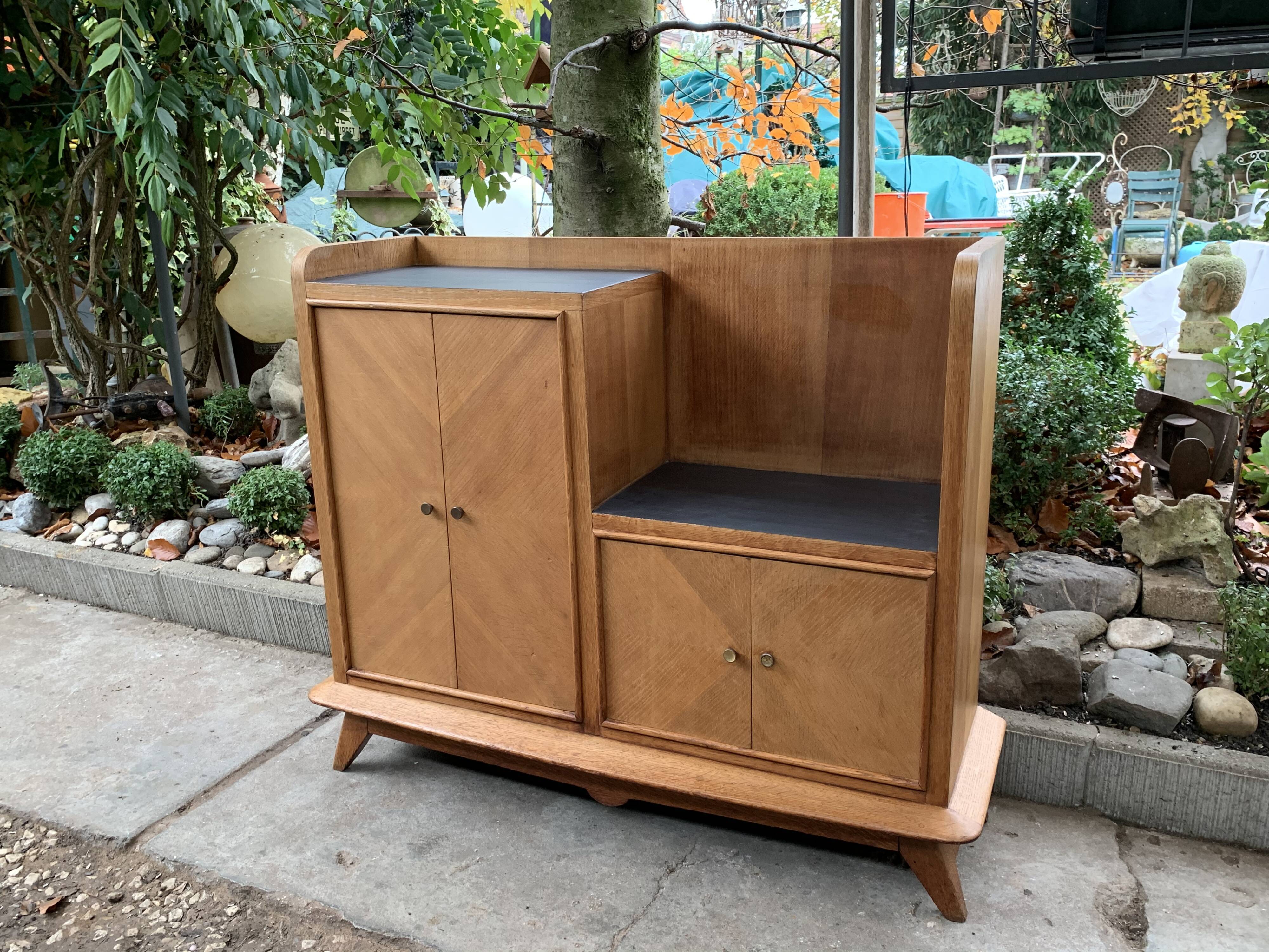 Buffet asymmetrical compass feet