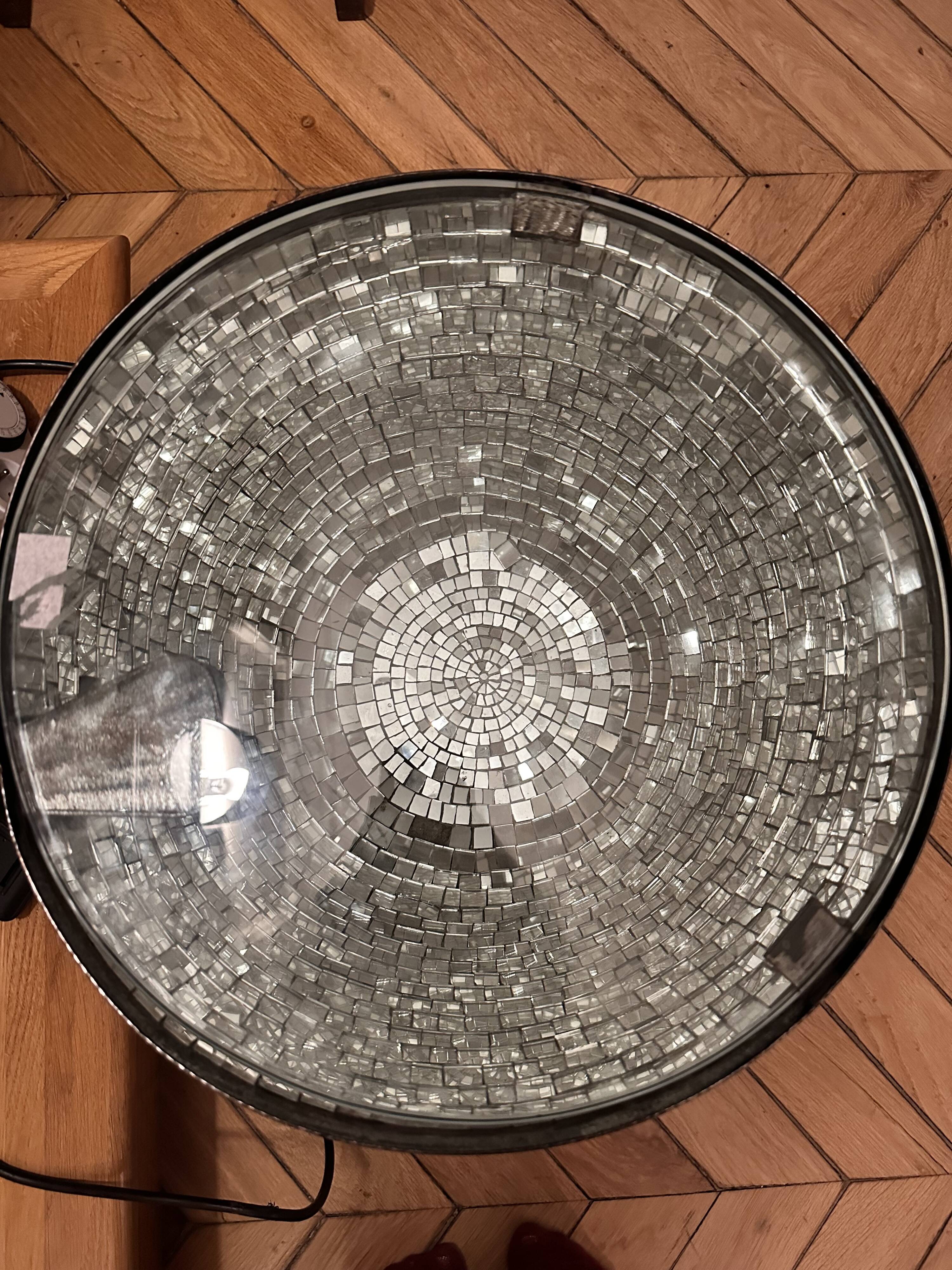 Table d’appoint lumineuse en métal brossé et miroir facetté