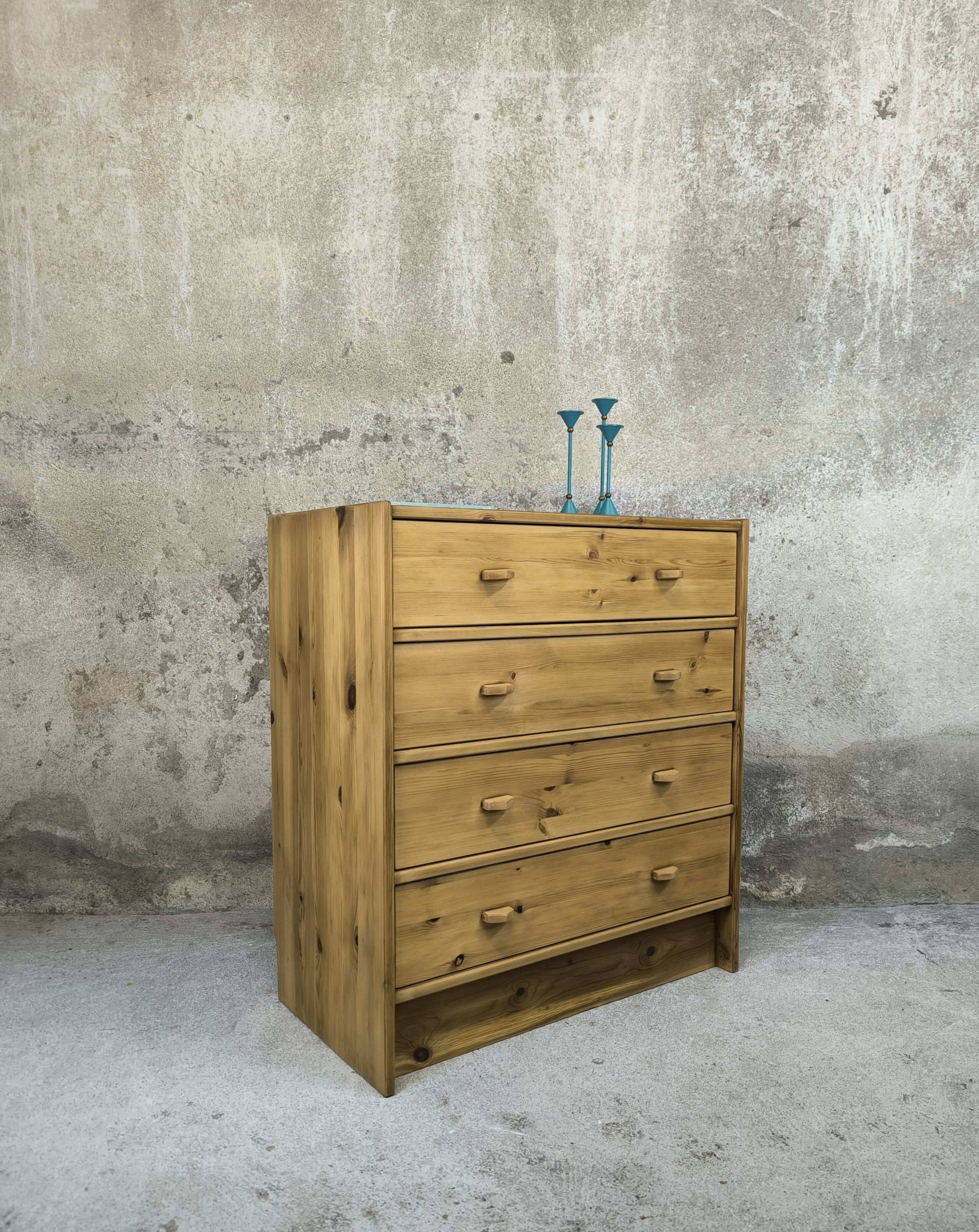 Vintage pine chest of drawers.