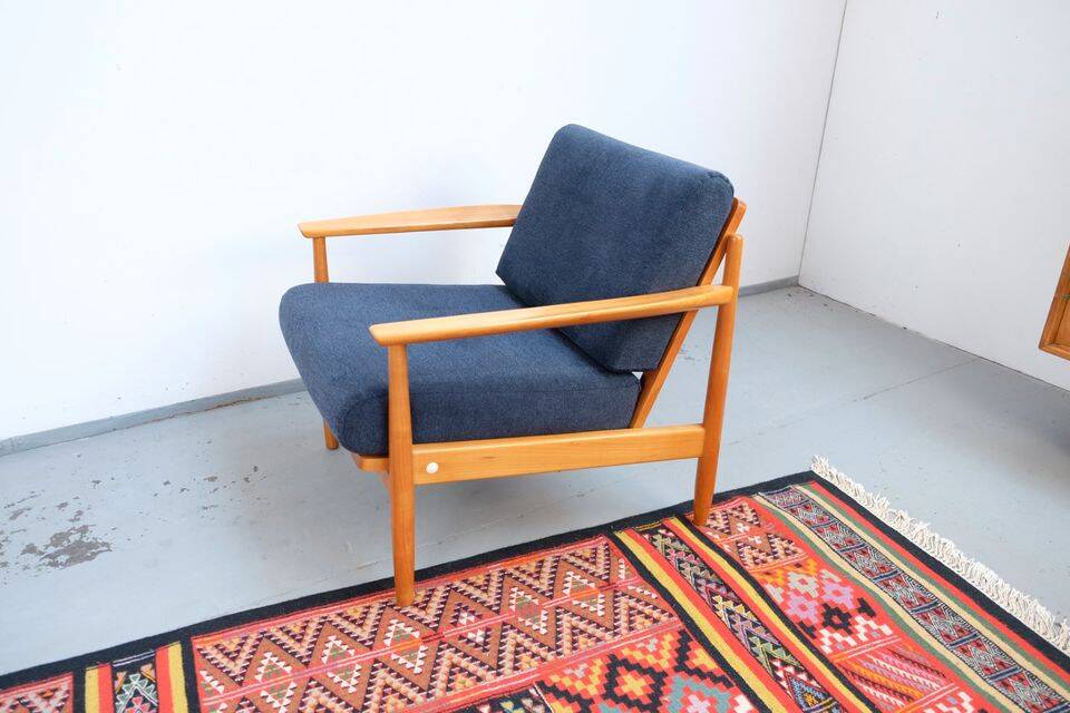 Vintage retro armchair from the 60s-70s in teak, Mid-Century style.