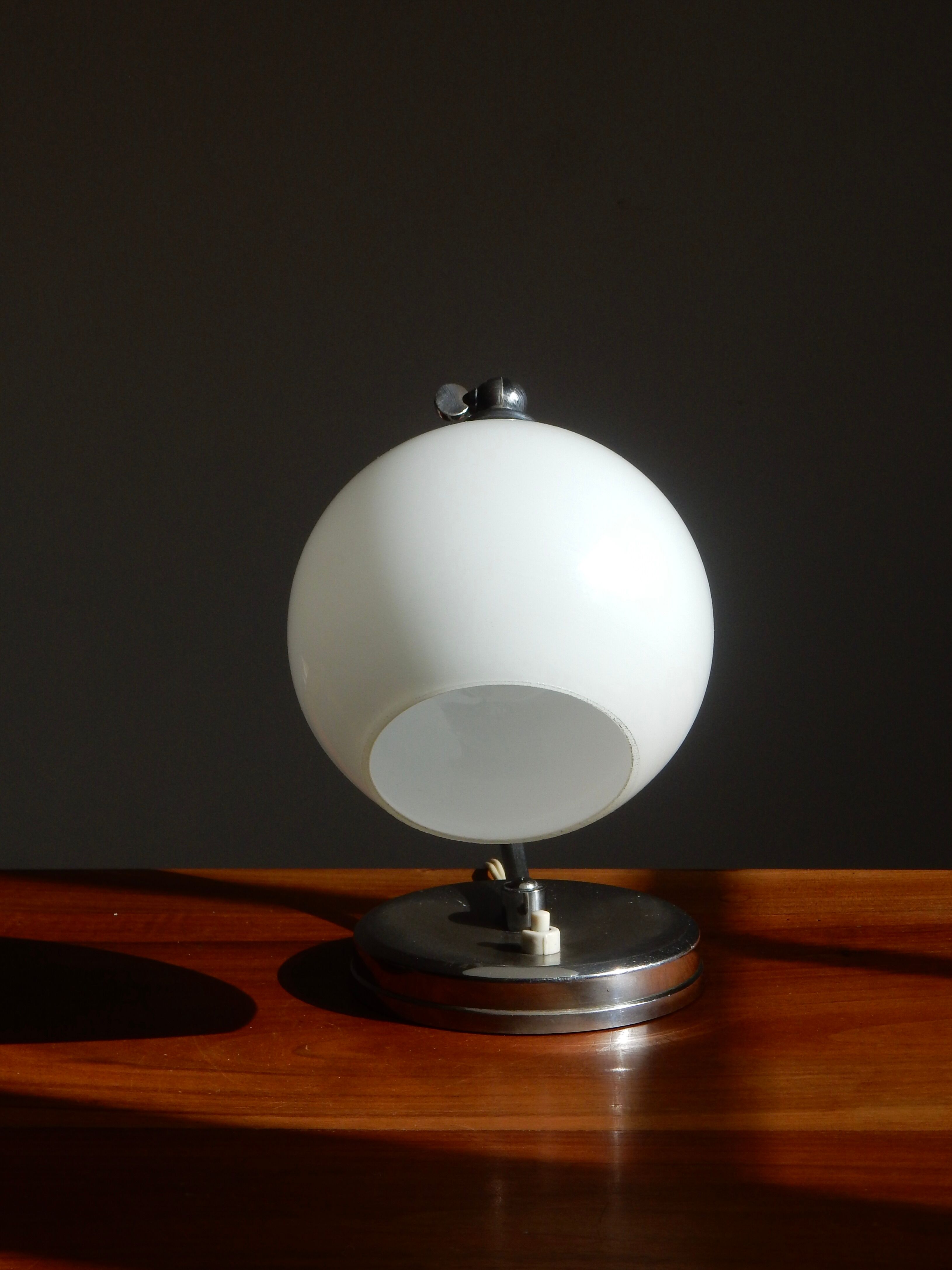 Bedside lamp shaped Art Deco ball of the 30s
