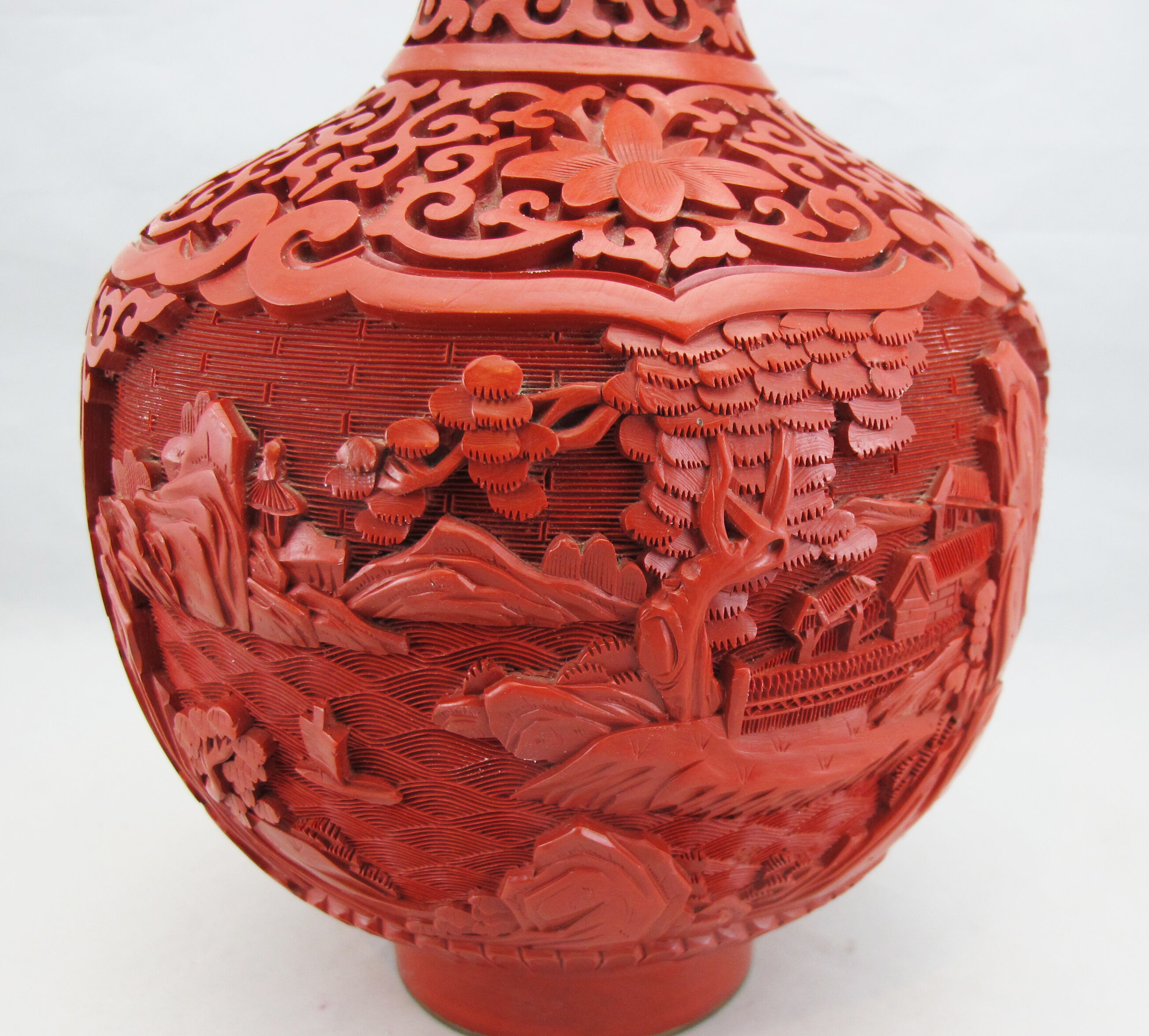 Chinese vase in red lacquer