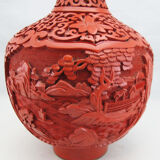 Vase chinois en laque rouge