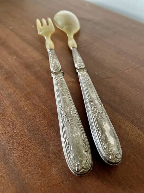 Couverts à salade en corne et métal argenté, début XXème