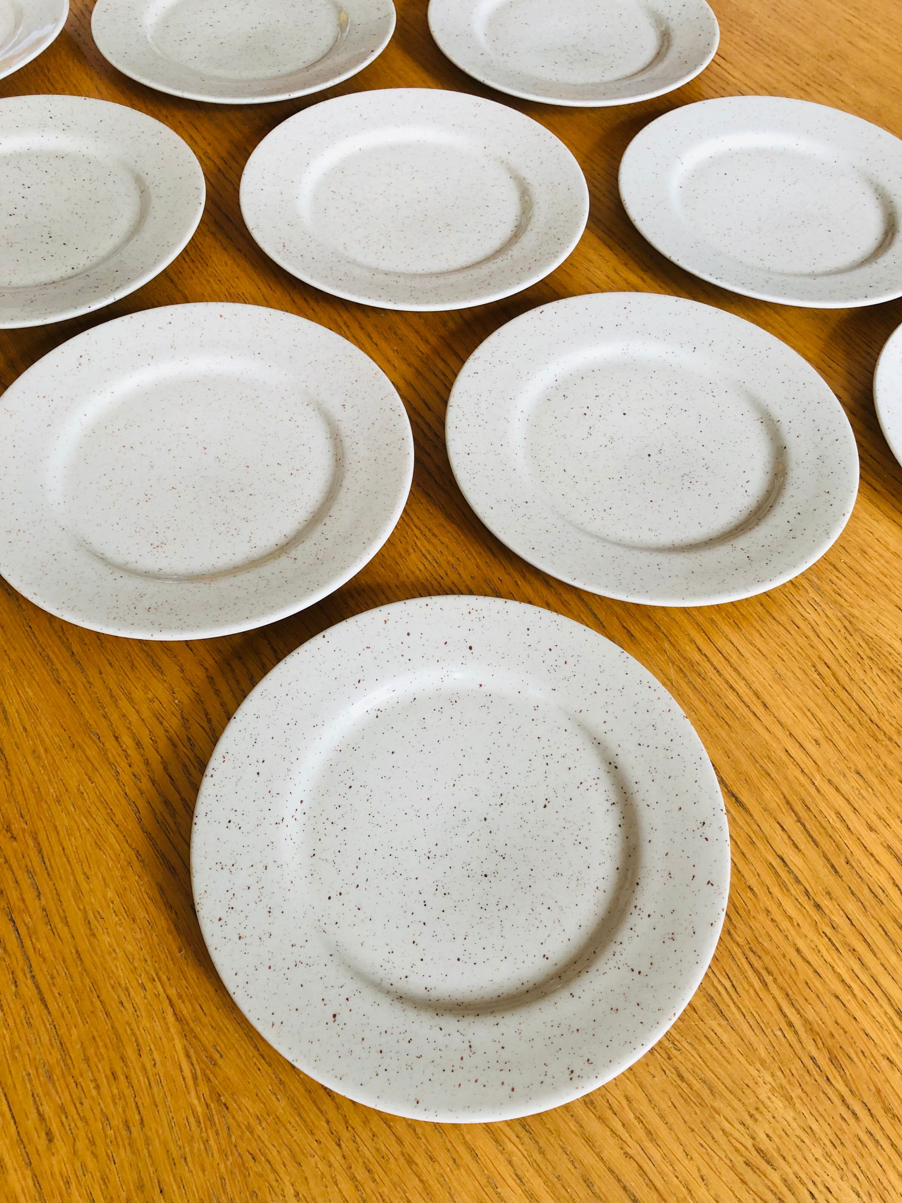 11 Assiettes à dessert en grès moucheté vintage