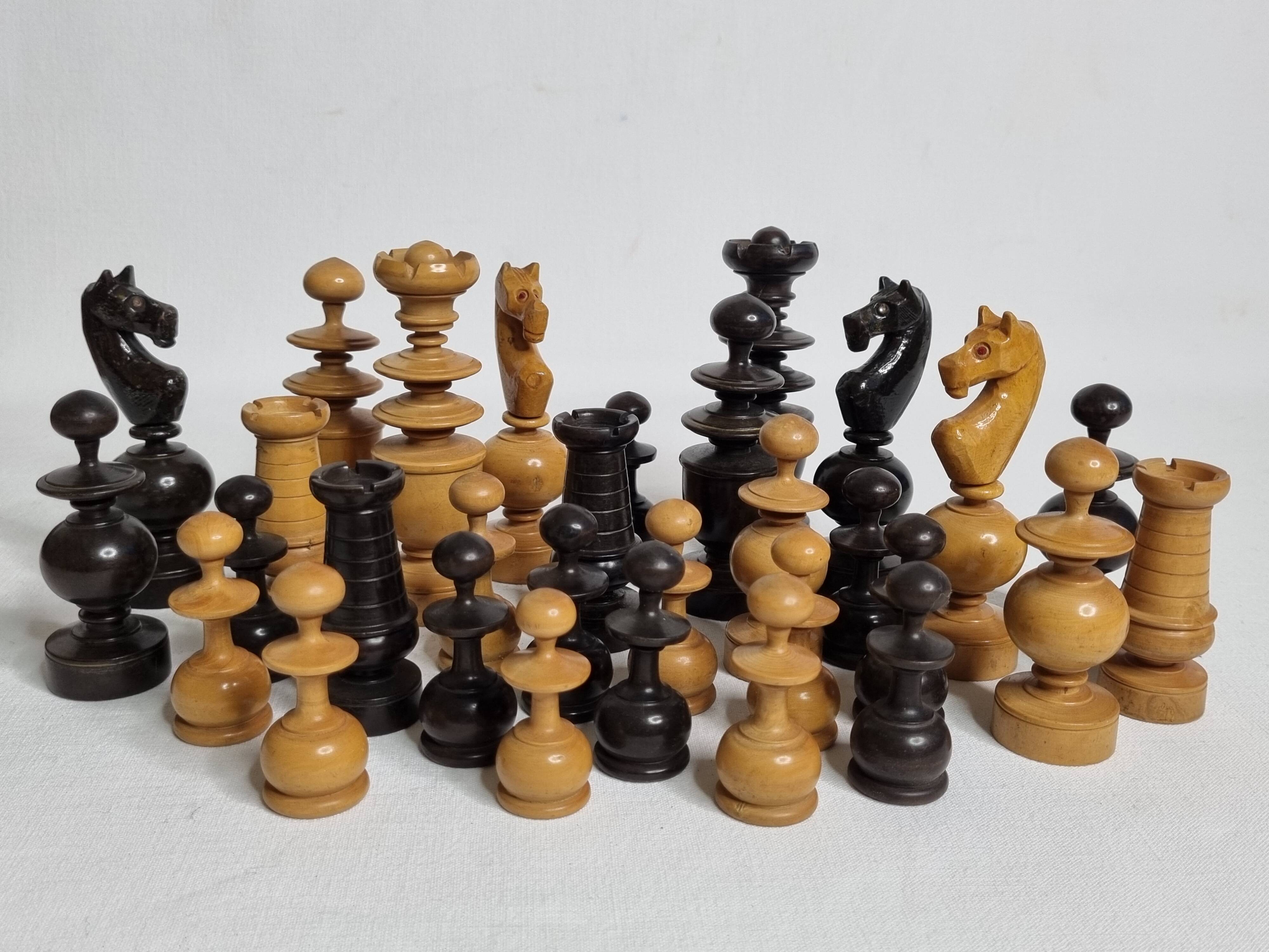 Antique boxwood chess set, Regency style, late 19th - early 20th century, complete, 10.5 cm