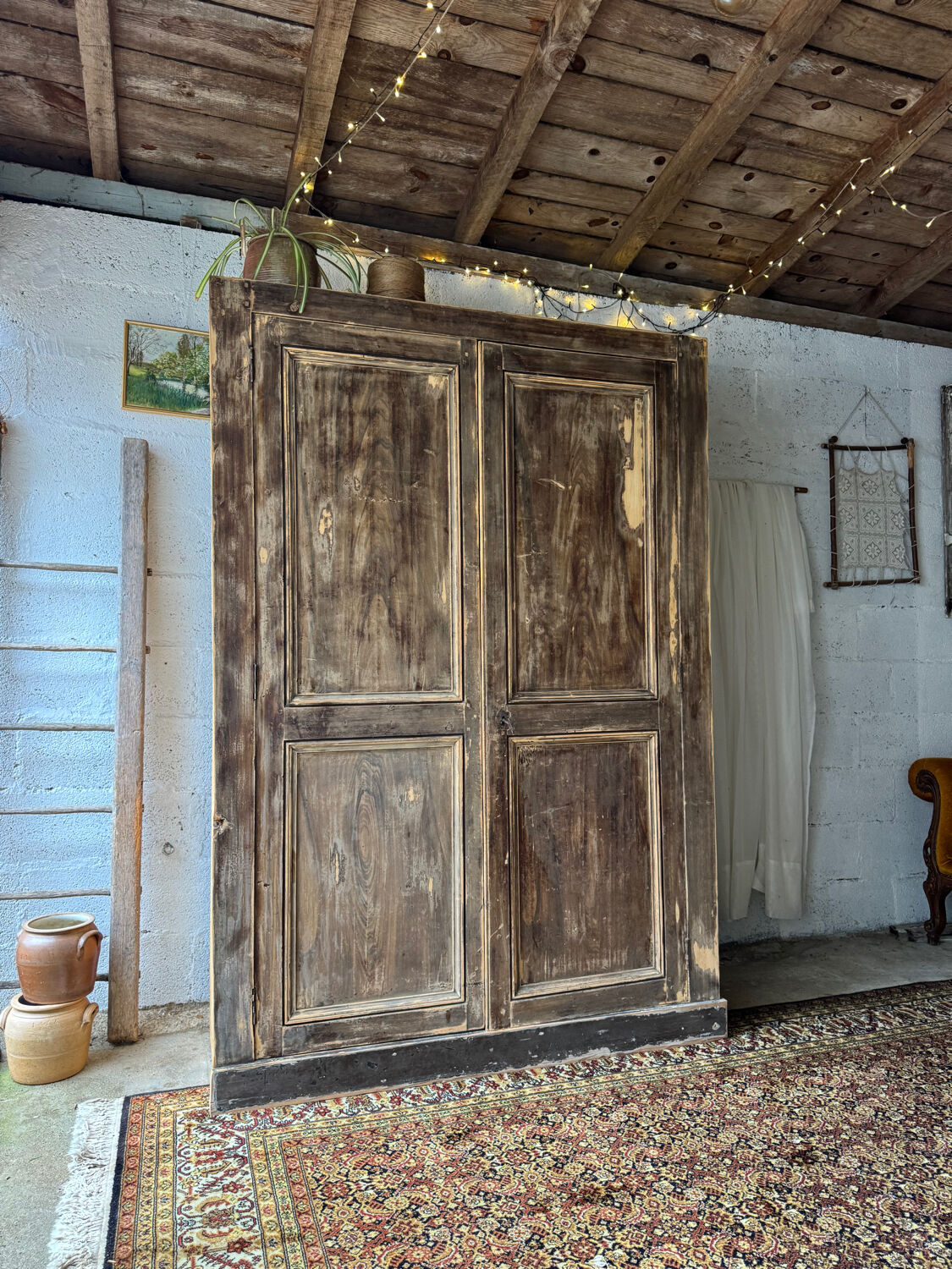 L’armoire ancienne patinée