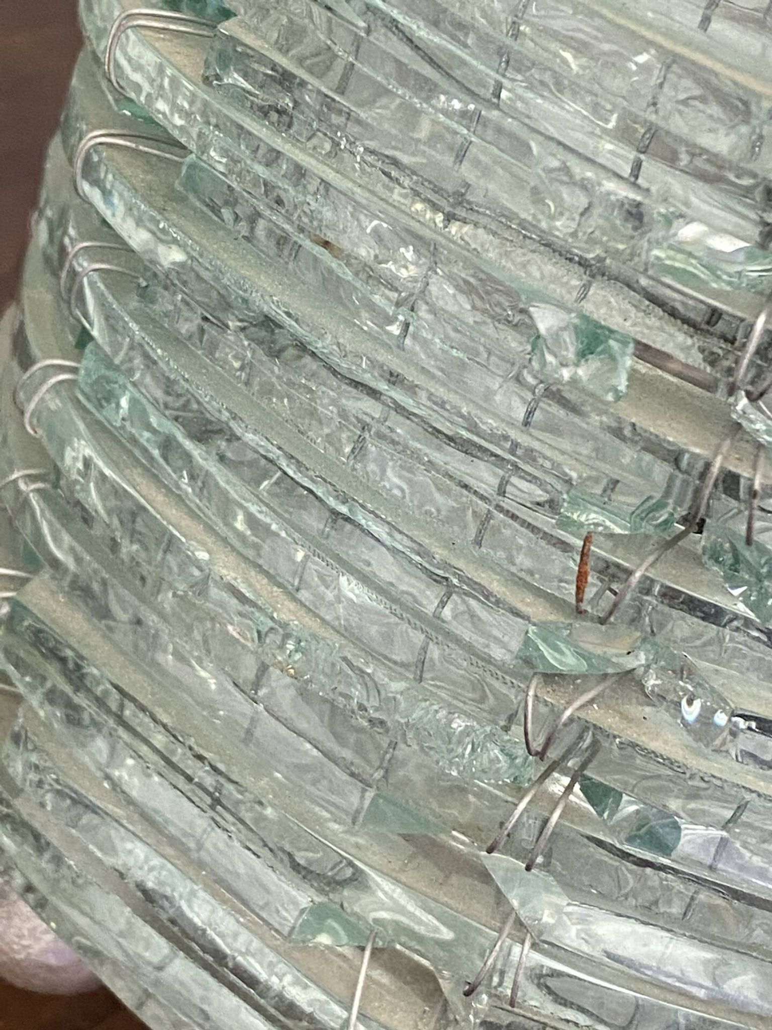 Lampe en verre de couleur bleutée et fil de fer