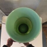 Vase en opaline verte à decor d'angelots motifs peints et emailles