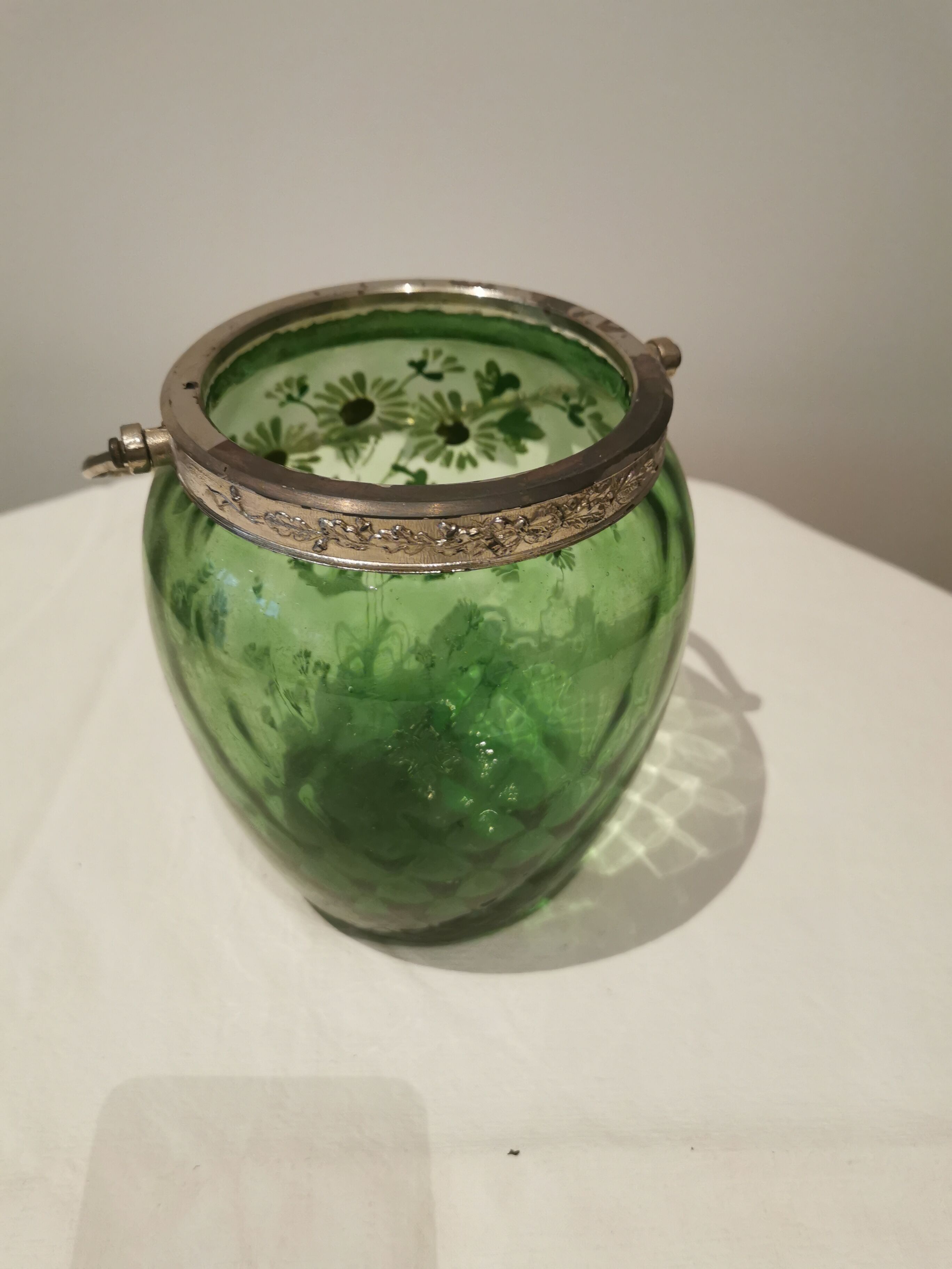 Pot en verre ou vase peint