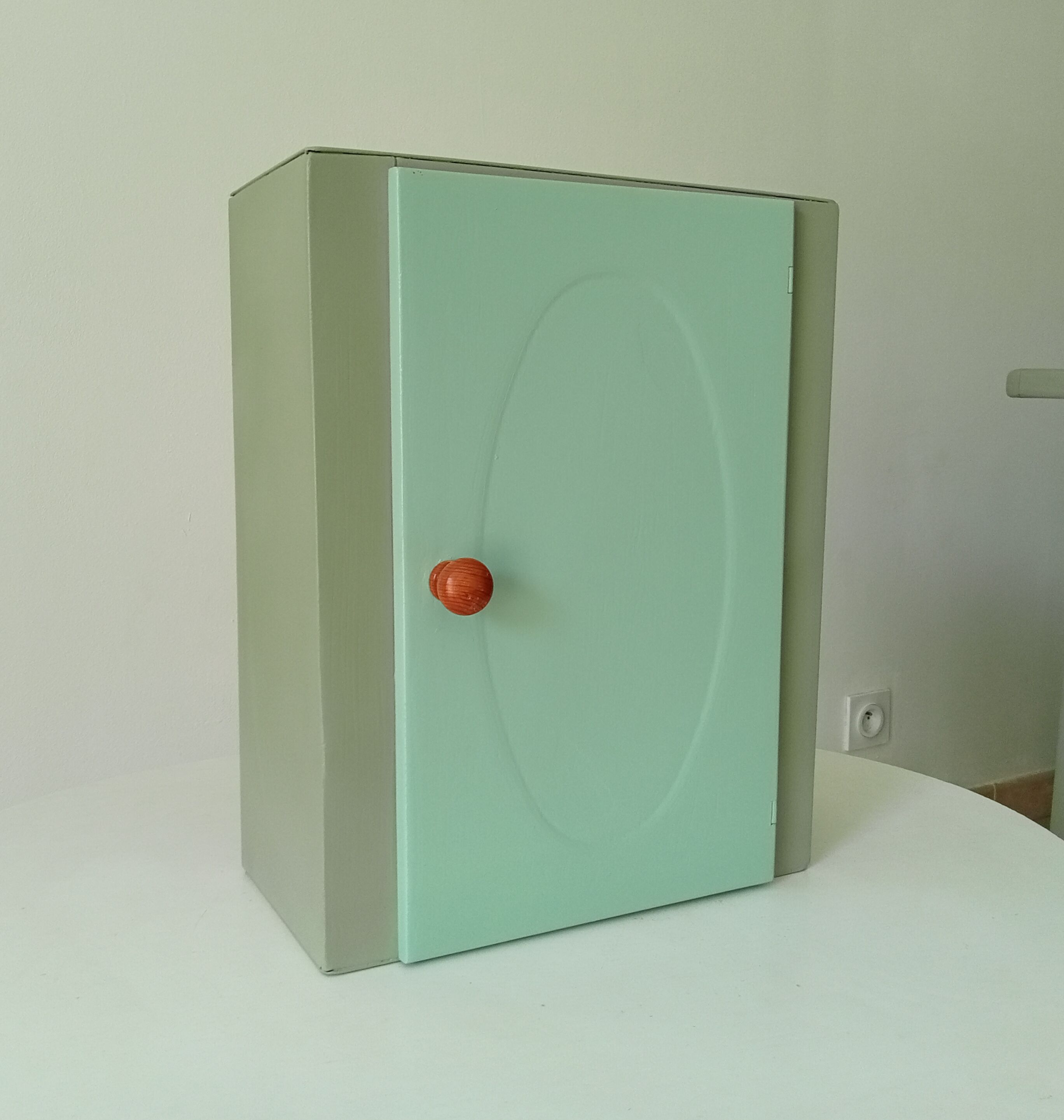 Vintage metal medicine cabinet 60s/70s