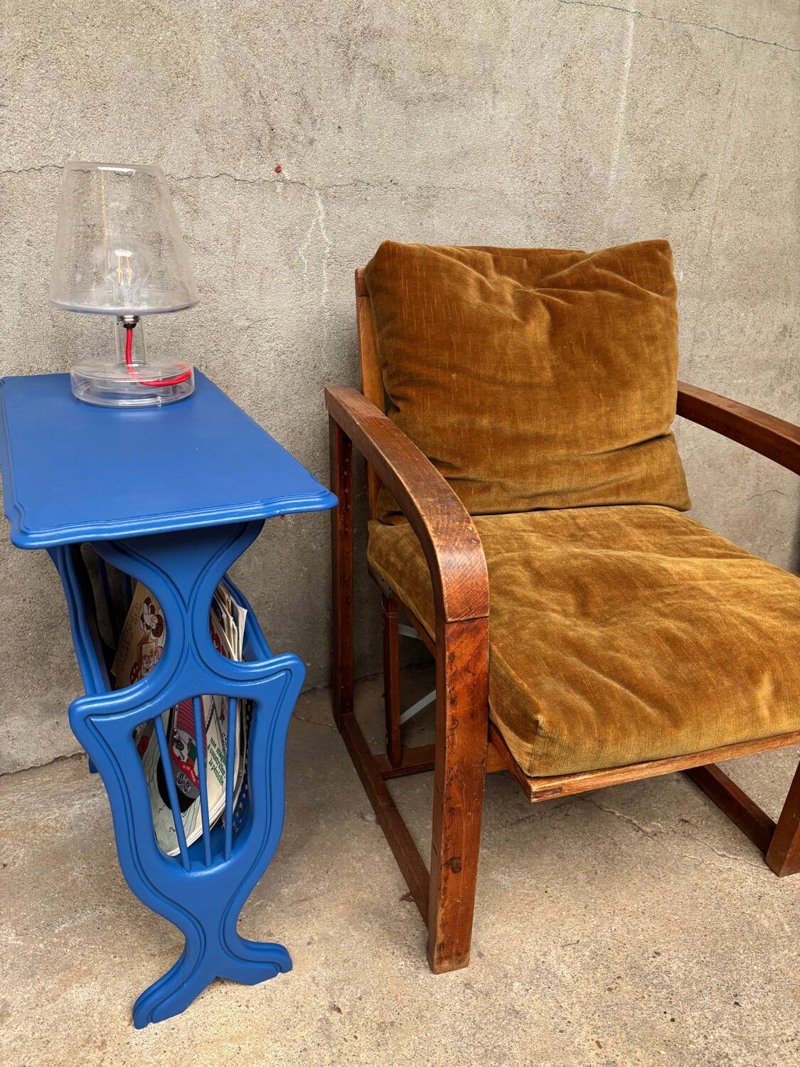 Table d'appoint, porte-revue bleu