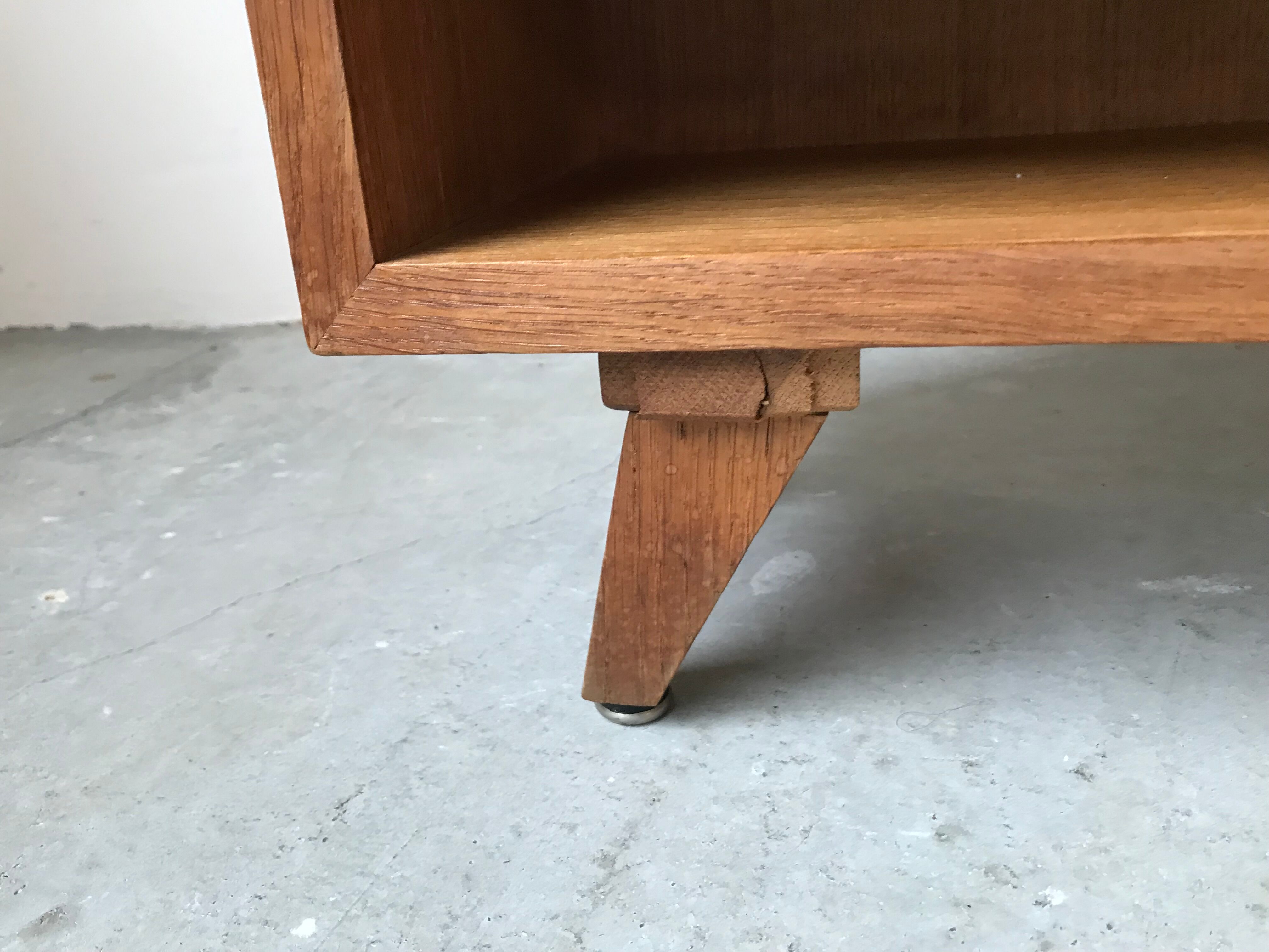 Small oak shelf, work of the 50s.