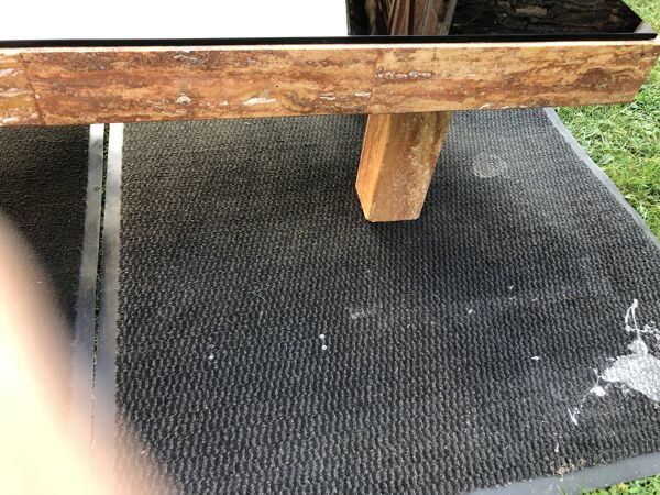 Table basse vintage en marbre et verre fumé.