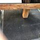 Table basse vintage en marbre et verre fumé.