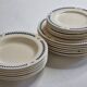 Service de 18 assiettes, à dessert, creuses et plates vintages à motif de damier, années 50