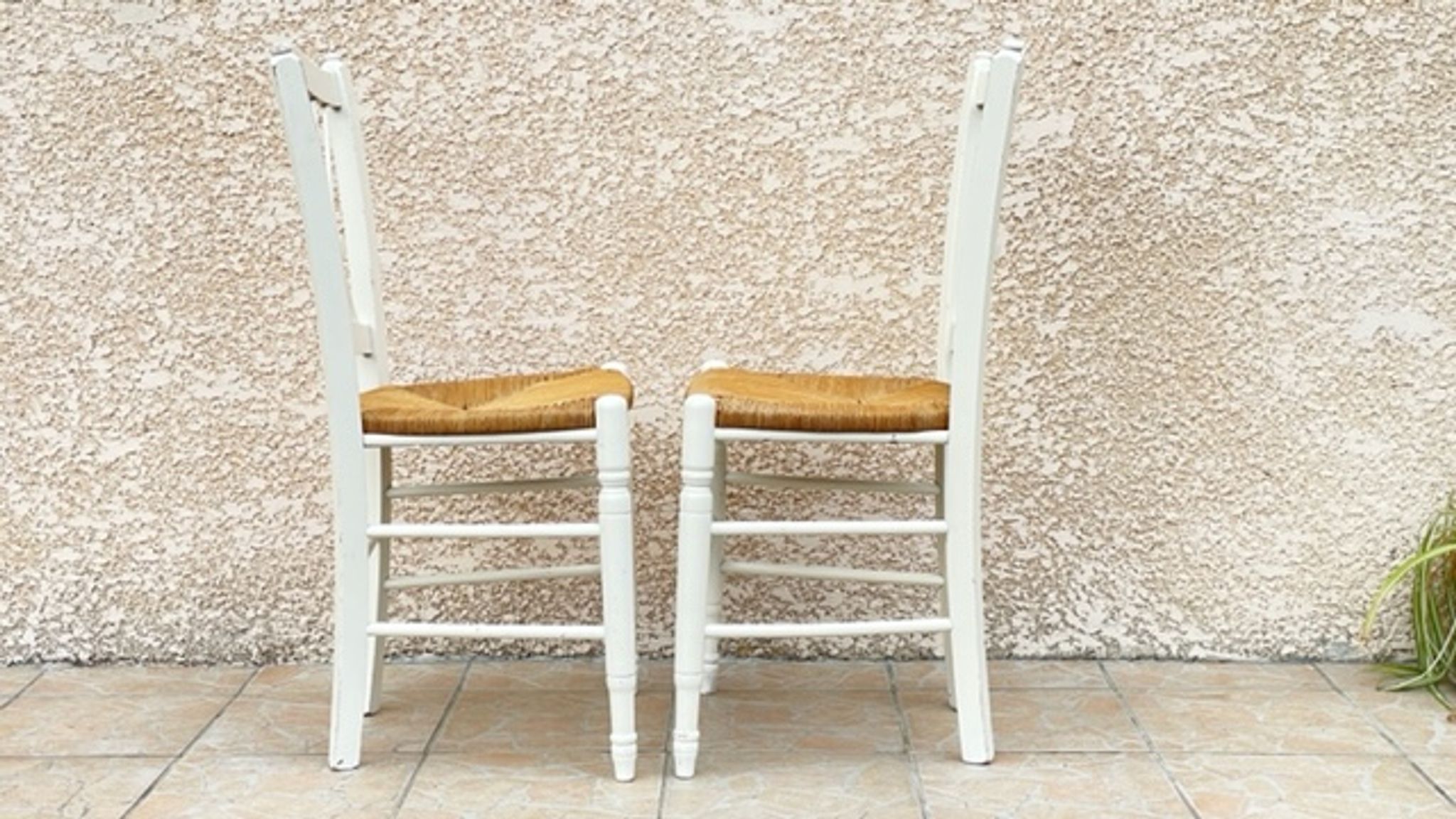 Paire de chaises paillées blanches vintage