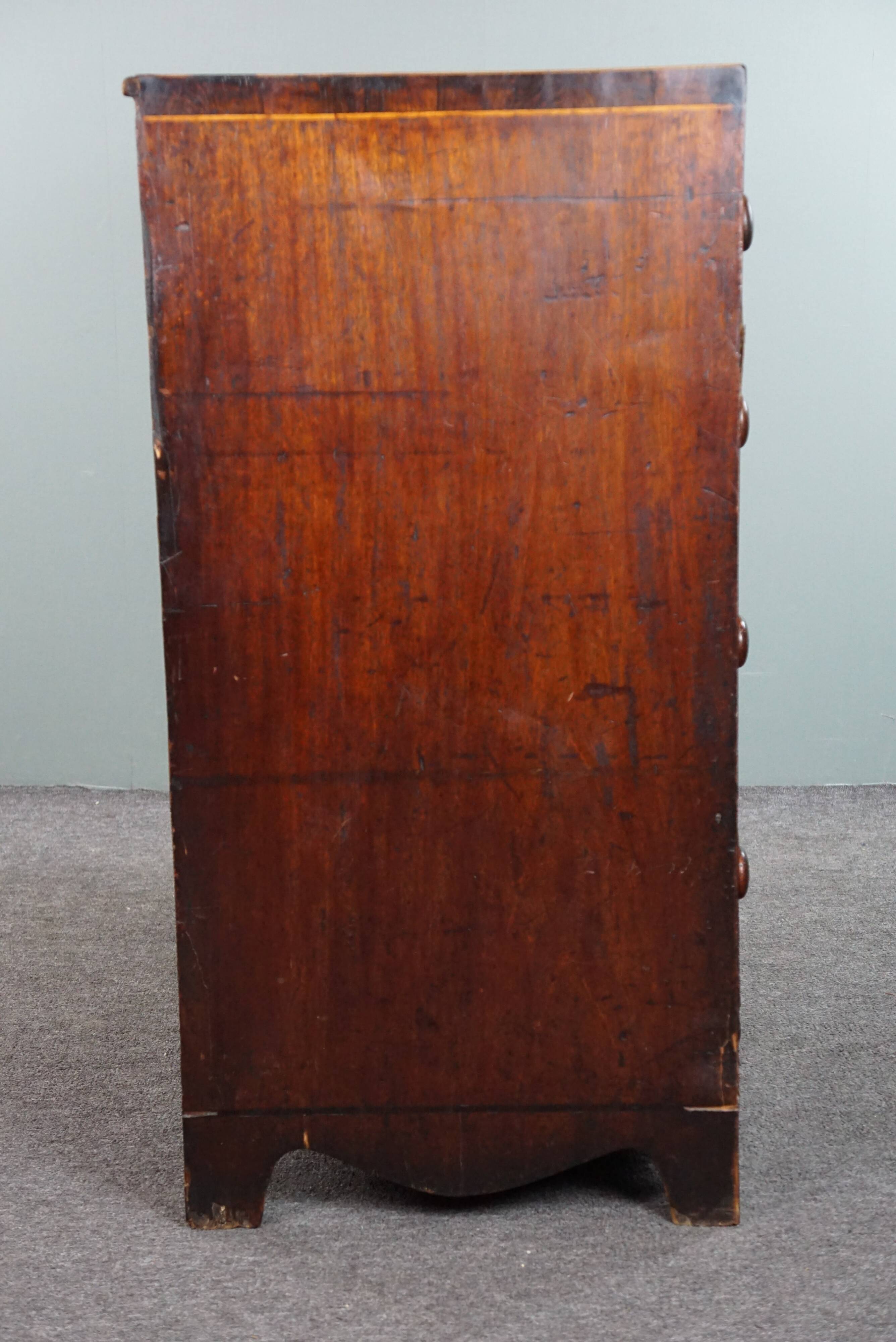 Commode antique anglaise robuste en acajou avec 5 tiroirs du milieu du 19ème siècle