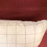 Coussin lin beige motif à carreaux passepoil argent brillant