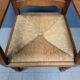 Ensemble de deux fauteuils en chêne néerlandais avec sièges en paille.