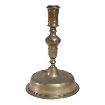 Large Spanish brass candlestick with low bell base – circa 1680-1730