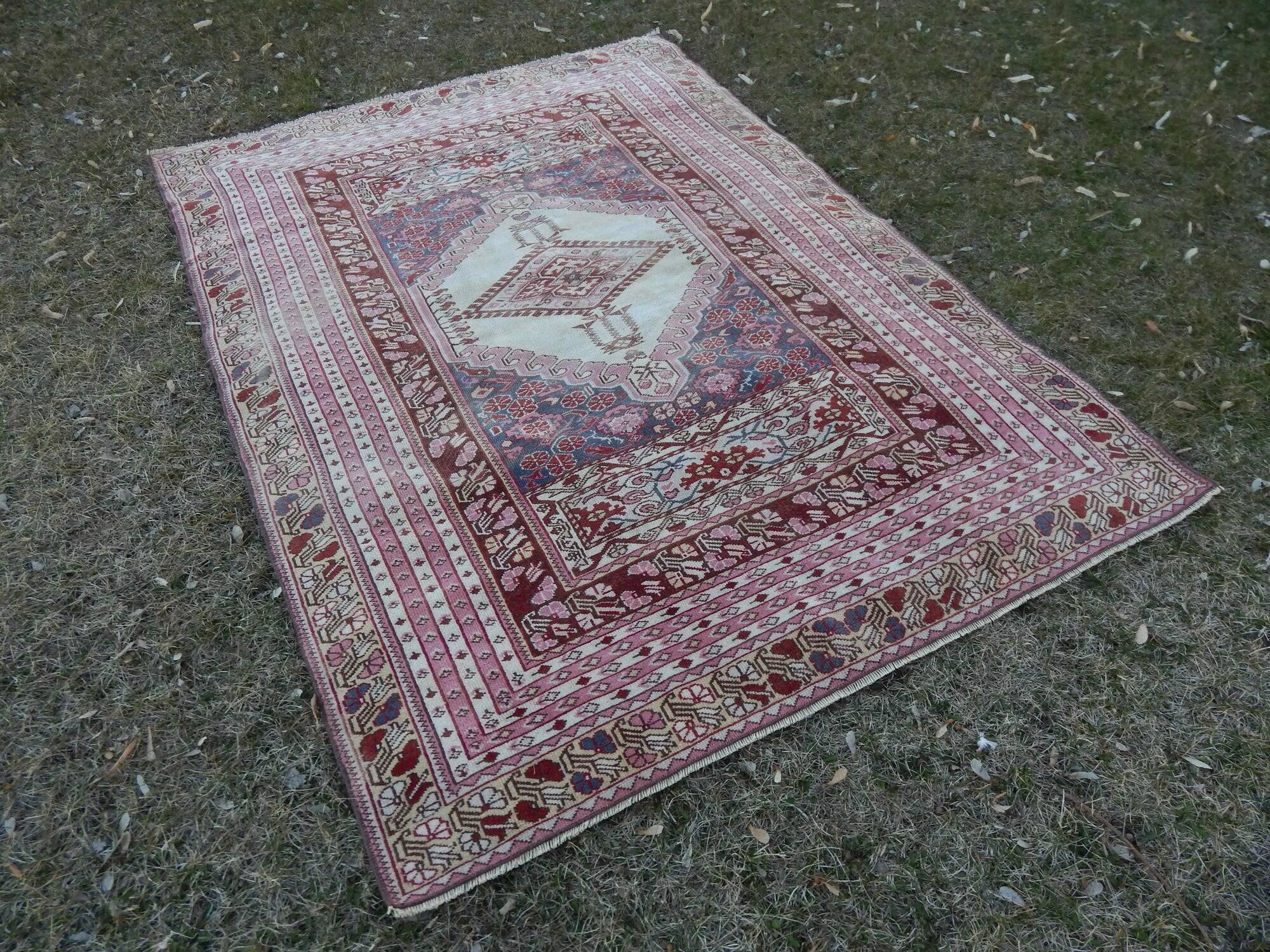 Vintage handmade Turkish rug 134x183 cm