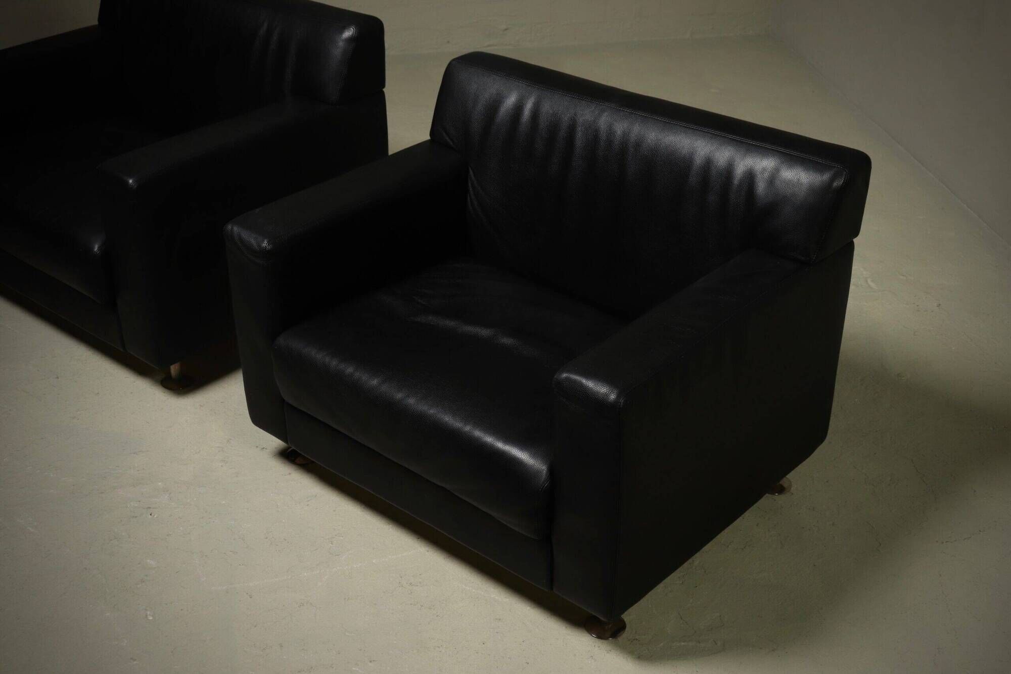 Pair of lounge chairs by Kunihide Oshinomi for Matteo Grassi 1980s