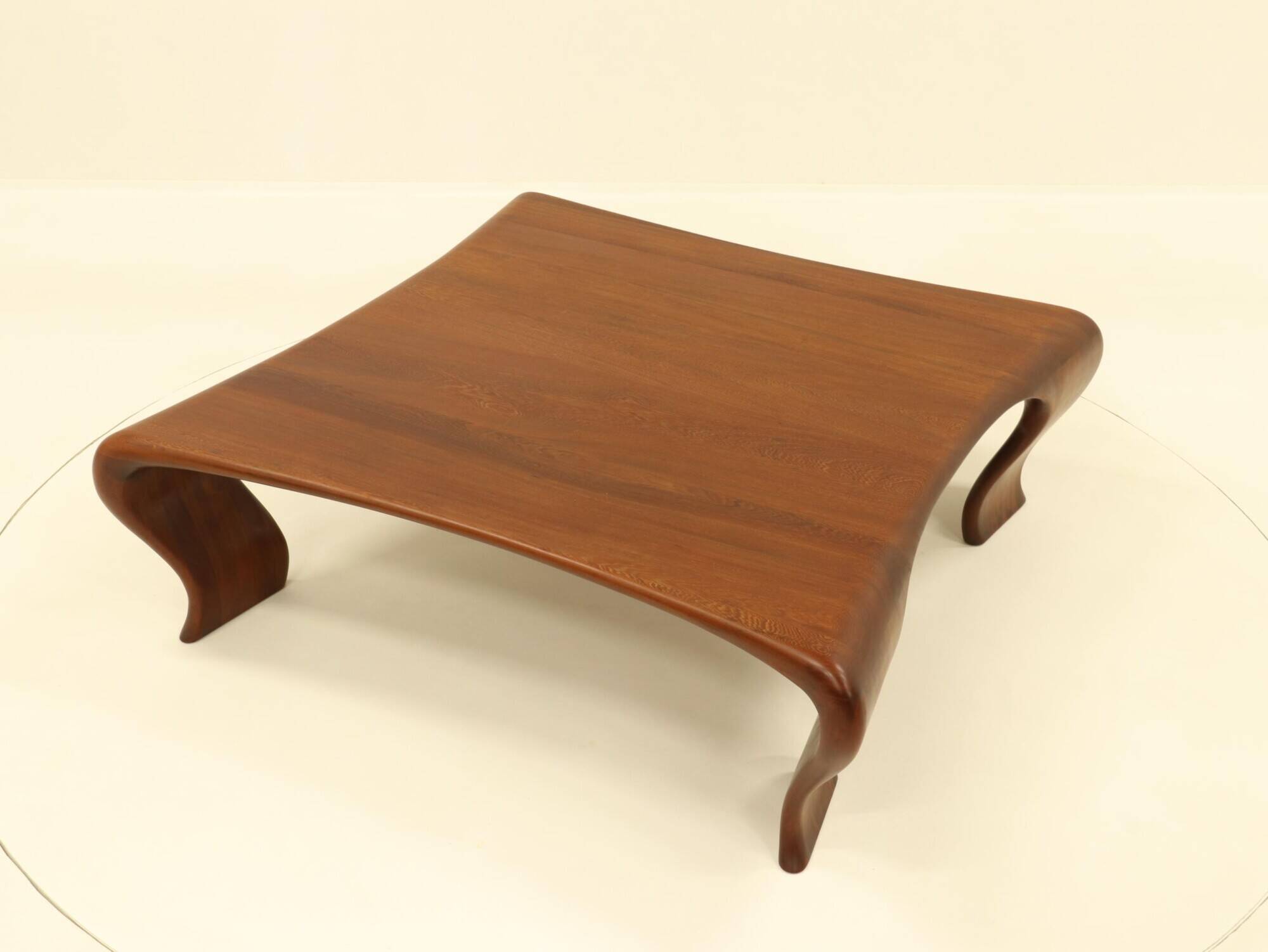 Table basse en Iroko massif par Marc Van Rampelberg