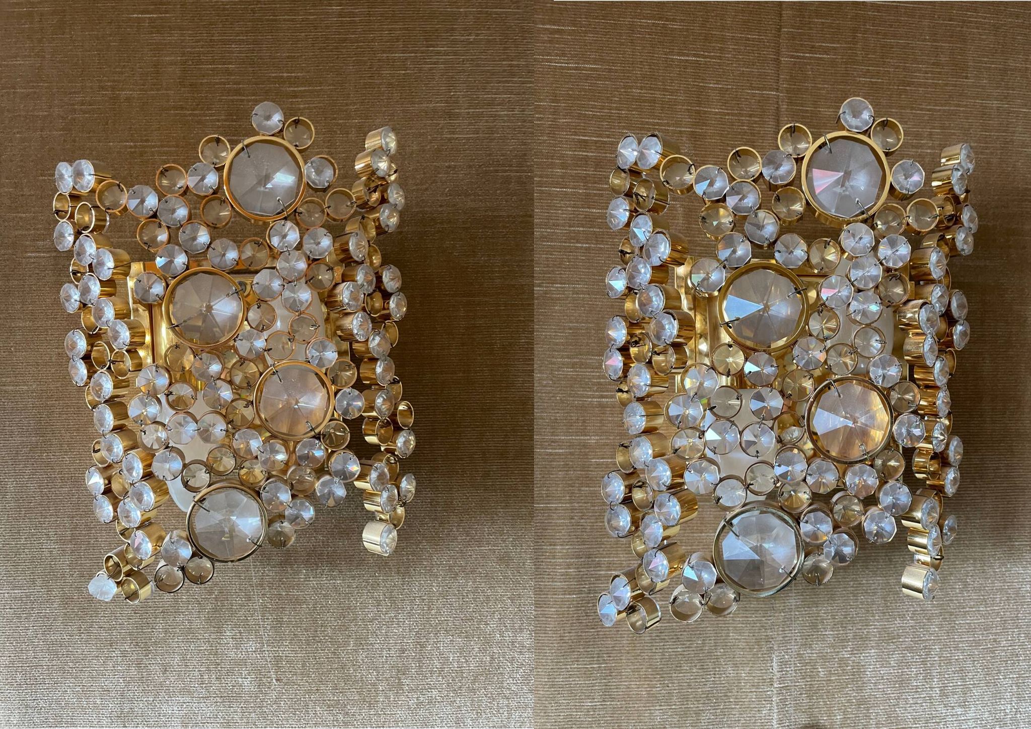 Lot de 2 appliques en laiton et cristal d'après Palwa