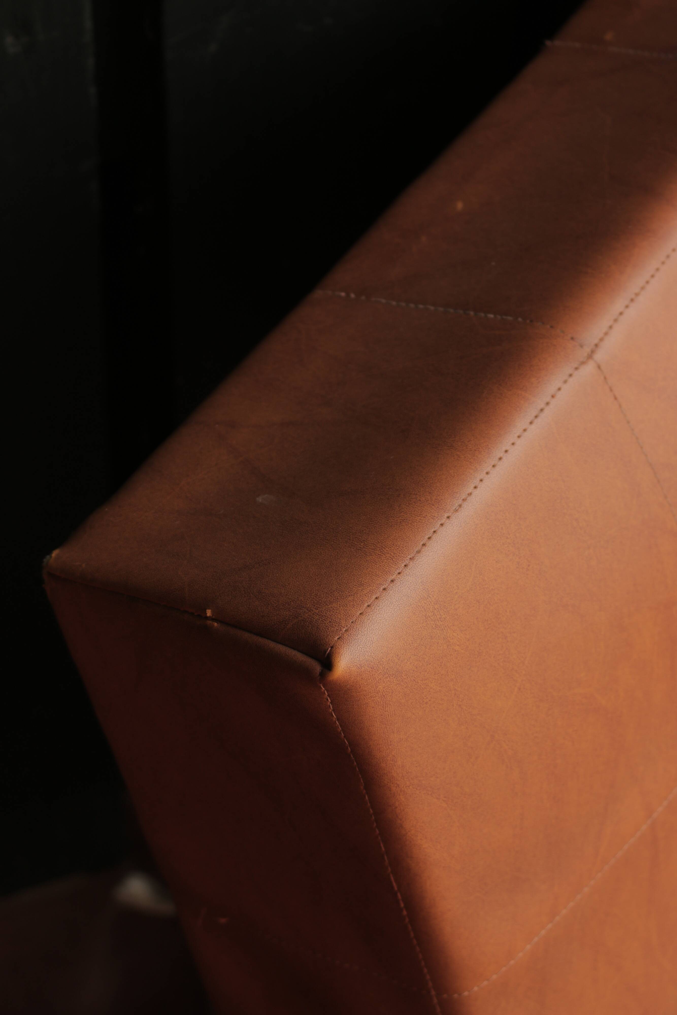Fauteuil vintage en skaï camel