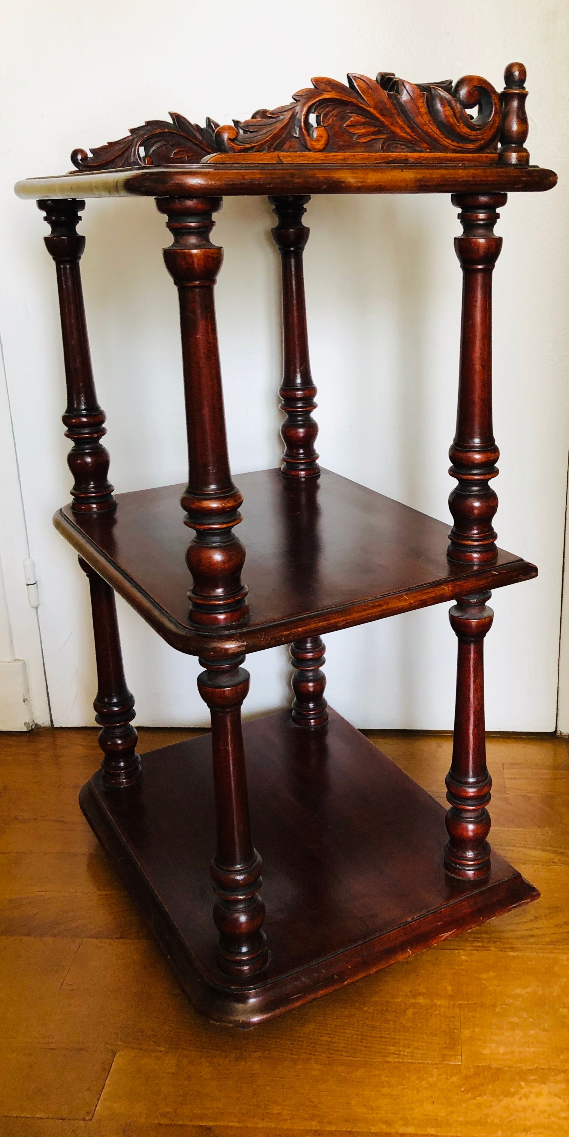 Etagère en bois sculpté