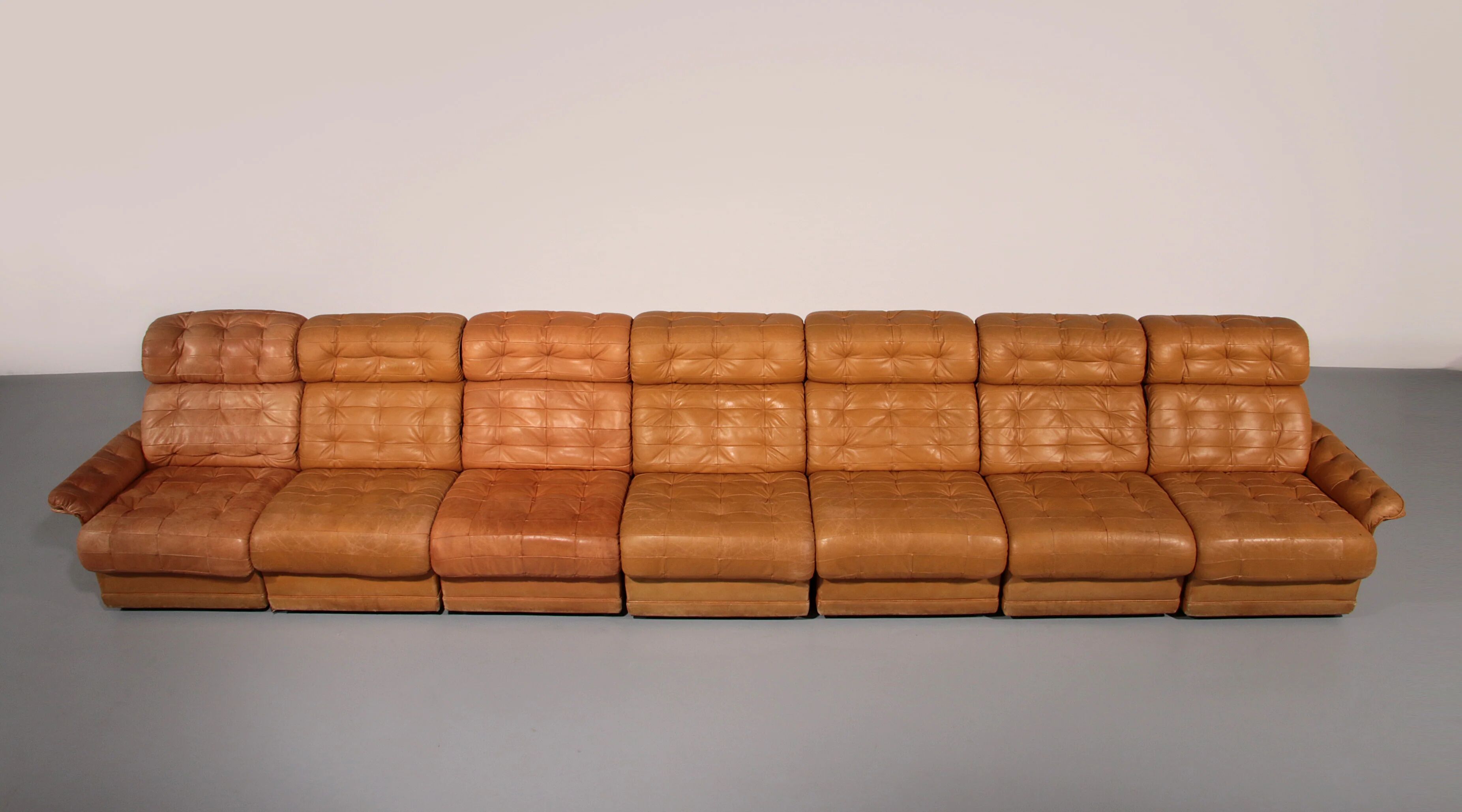 Superbe ensemble de canapés modulaires en cuir cognac des années 1970.