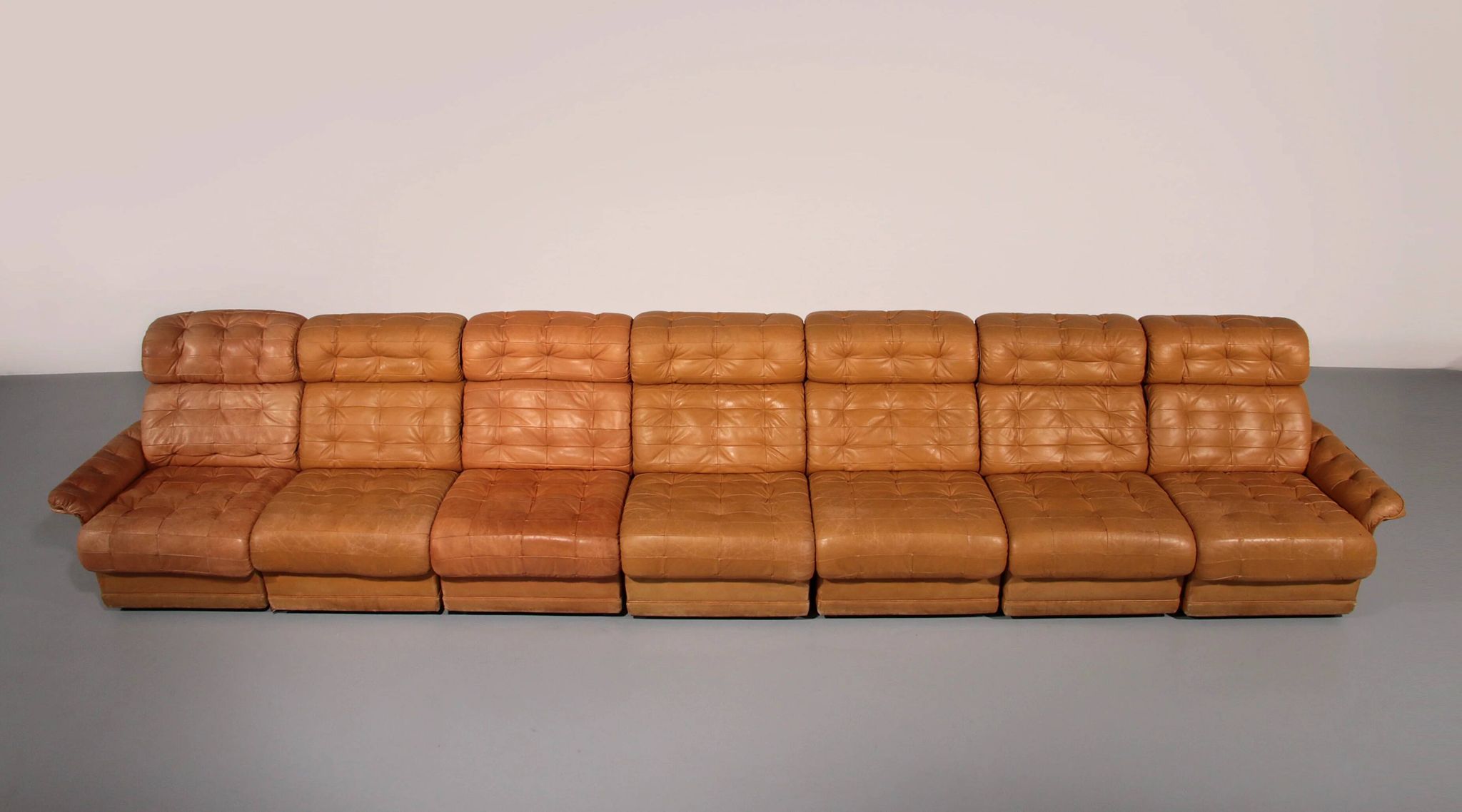 Superbe ensemble de canapés modulaires en cuir cognac des années 1970.