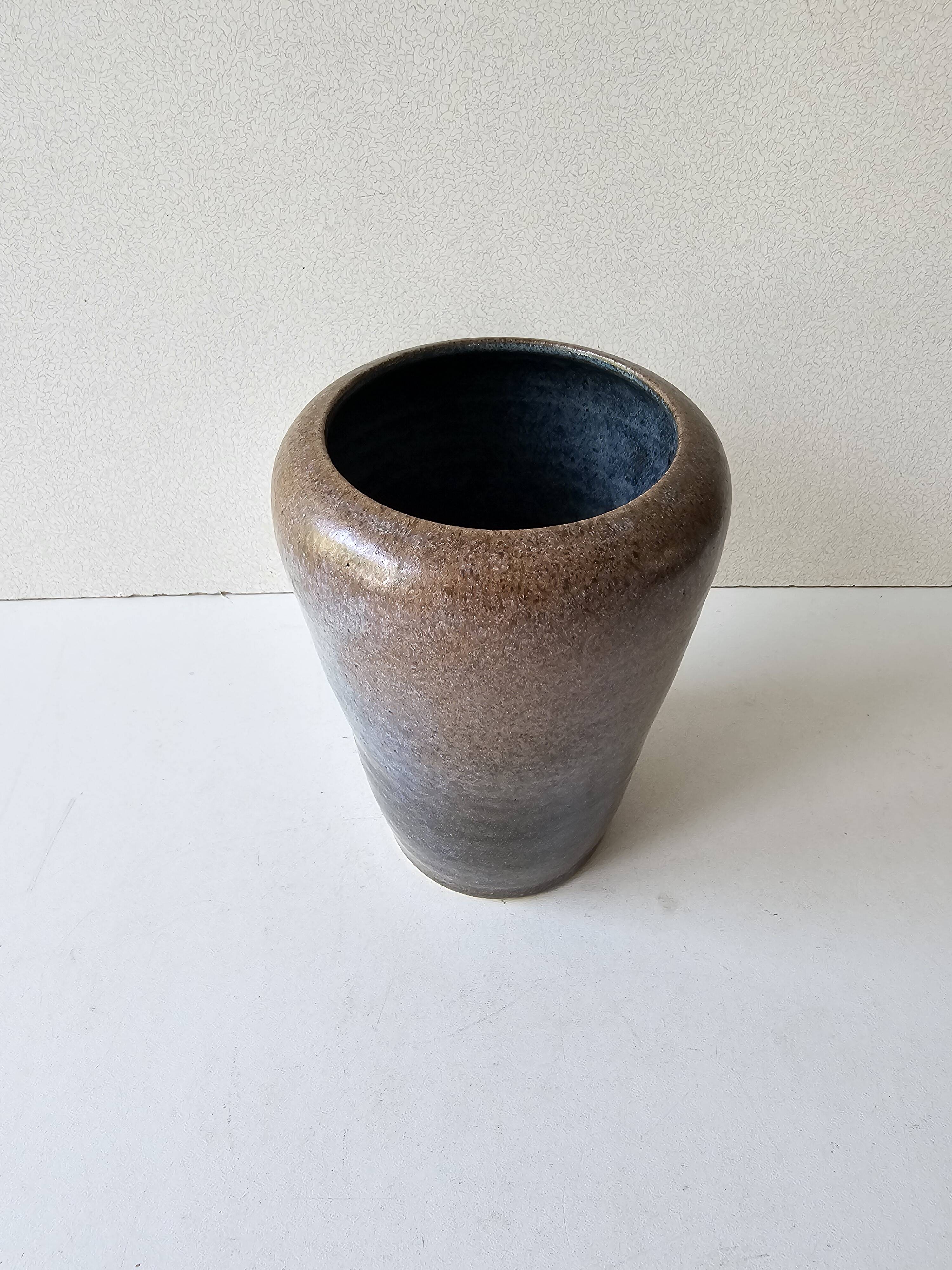 Vase en céramique vernissée bleue Signé Annie (hauteur 26cm) Hauteur 26 cm