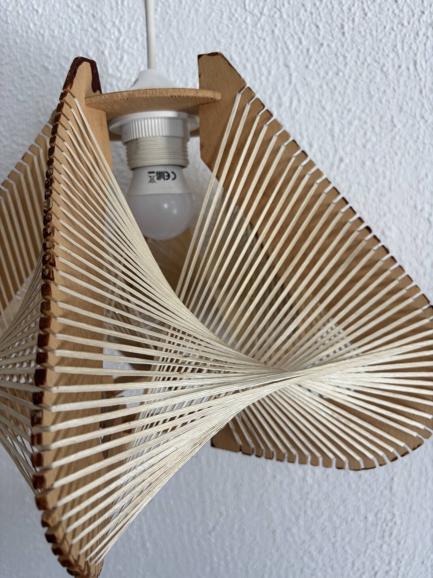 Vintage 1960s Scandinavian pendant light, wire and wood - 23 x 35 cm