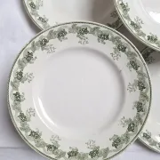 Assiettes plates vertes Moulin des Loups modèle Violetta