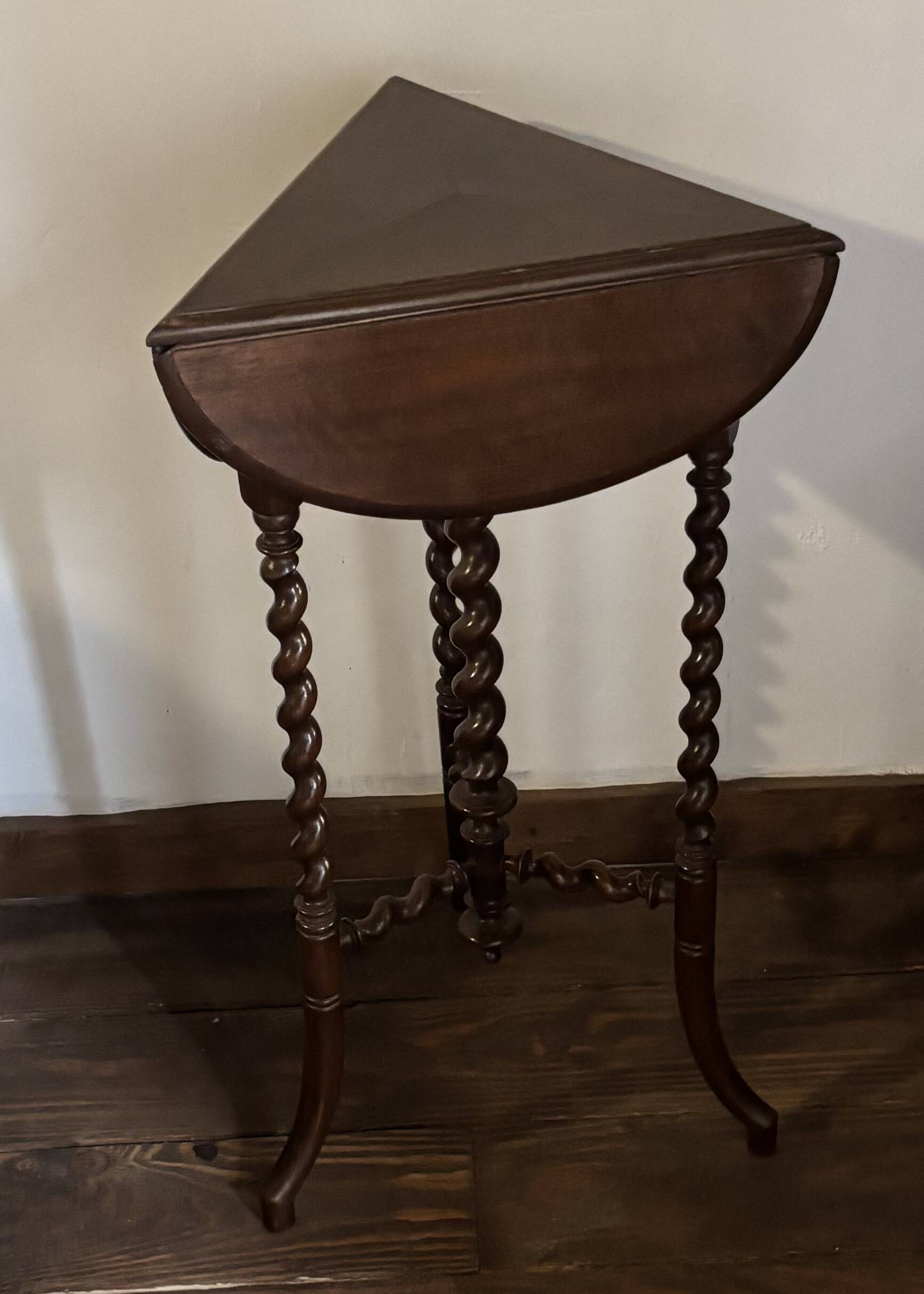 Small walnut side table with drop leaf and twisted legs – 20th century