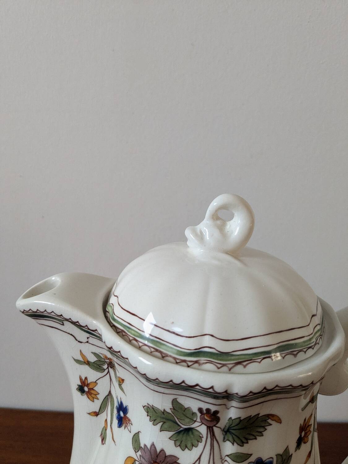 Gien earthenware coffee pot, Moustiers Olérys decor