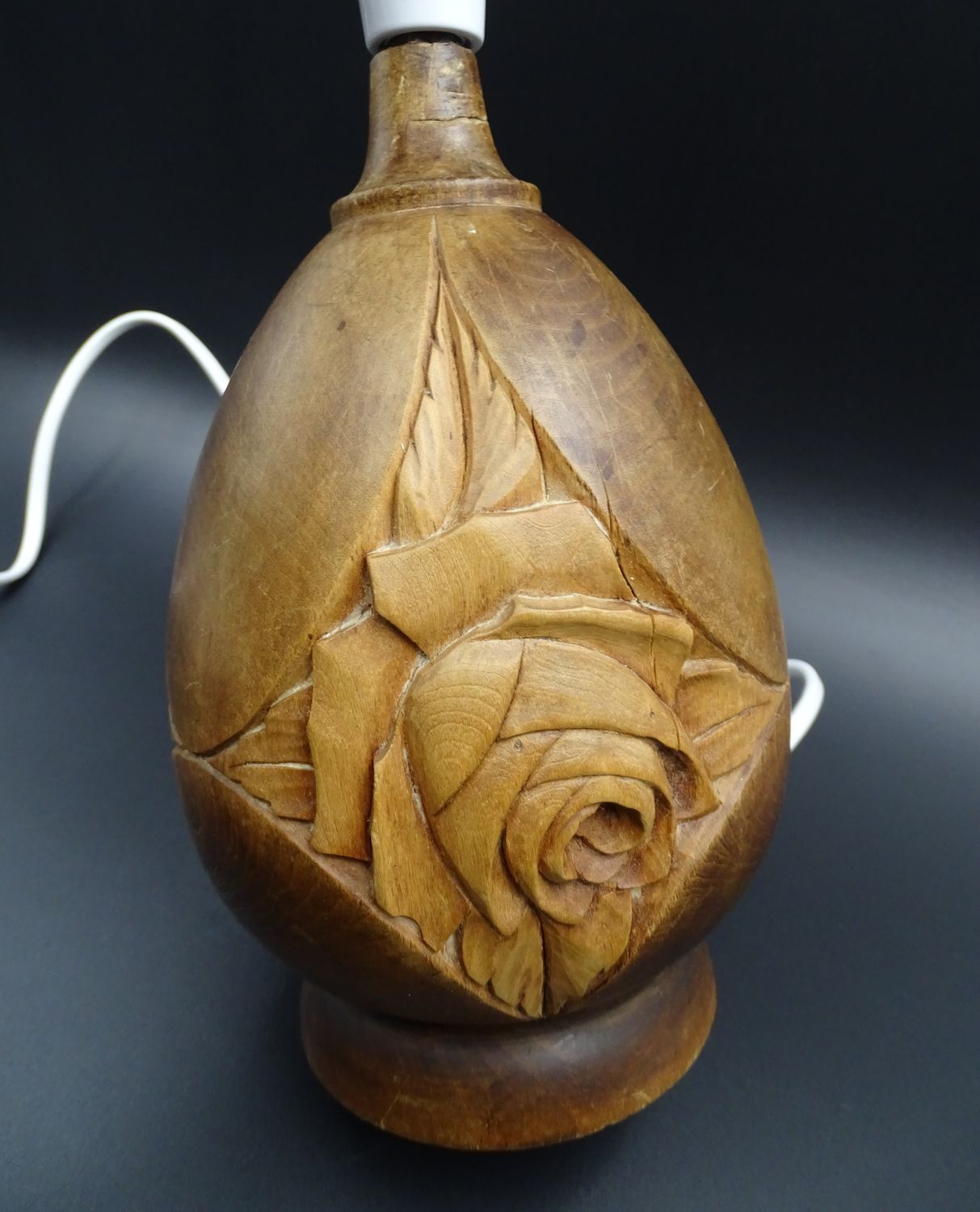 Pied de lampe en bois des années 1940-1950 - Décor Art Déco de roses - Système électrique neuf