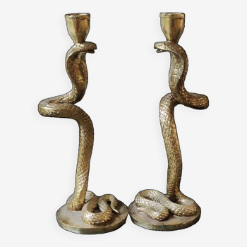 Paire de Bougeoirs Flambeaux, figurant des Cobras Royaux. En résine patine dorée. Haut 29 cm