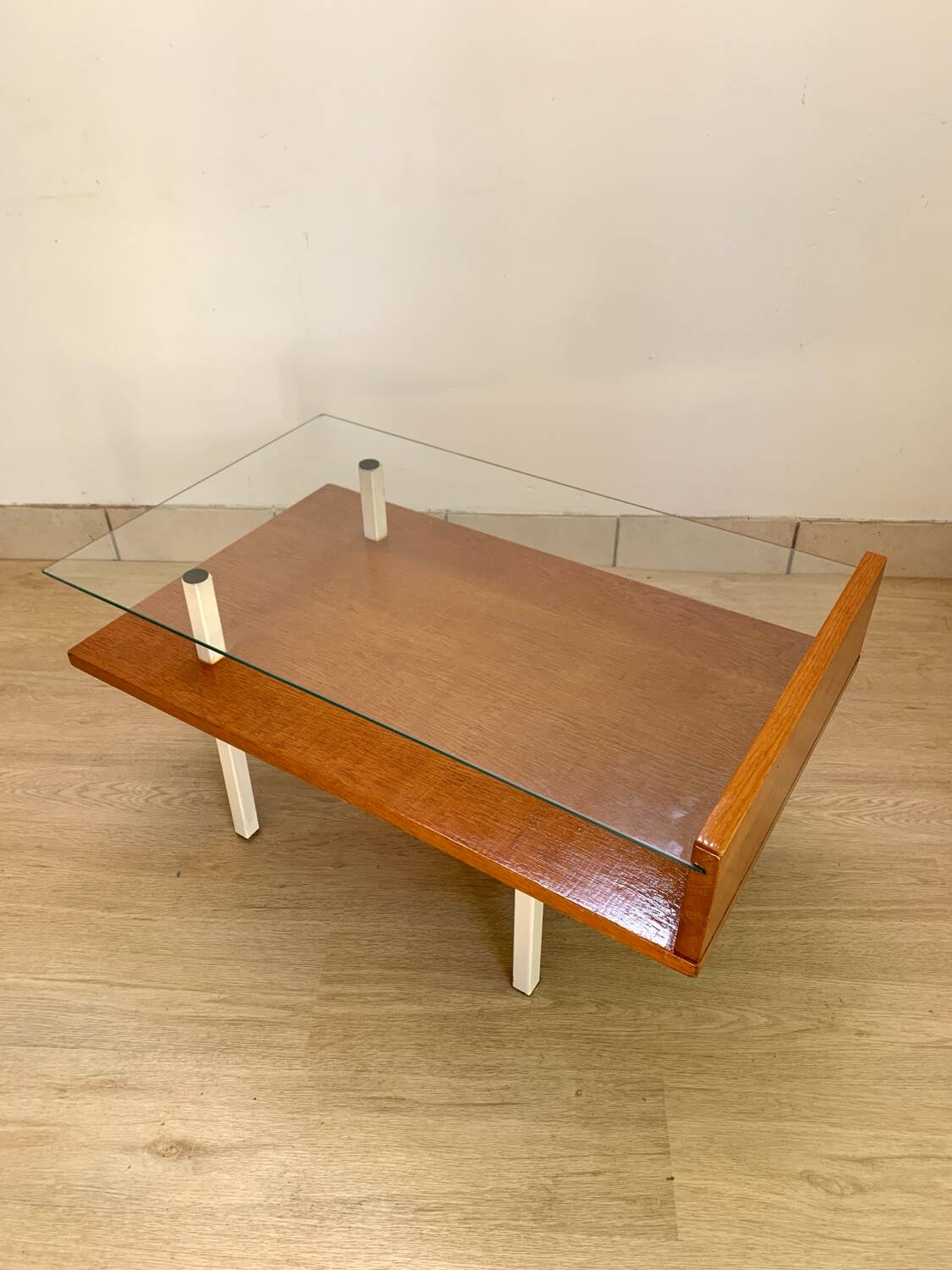 Table basse moderniste en bois , métal et verre