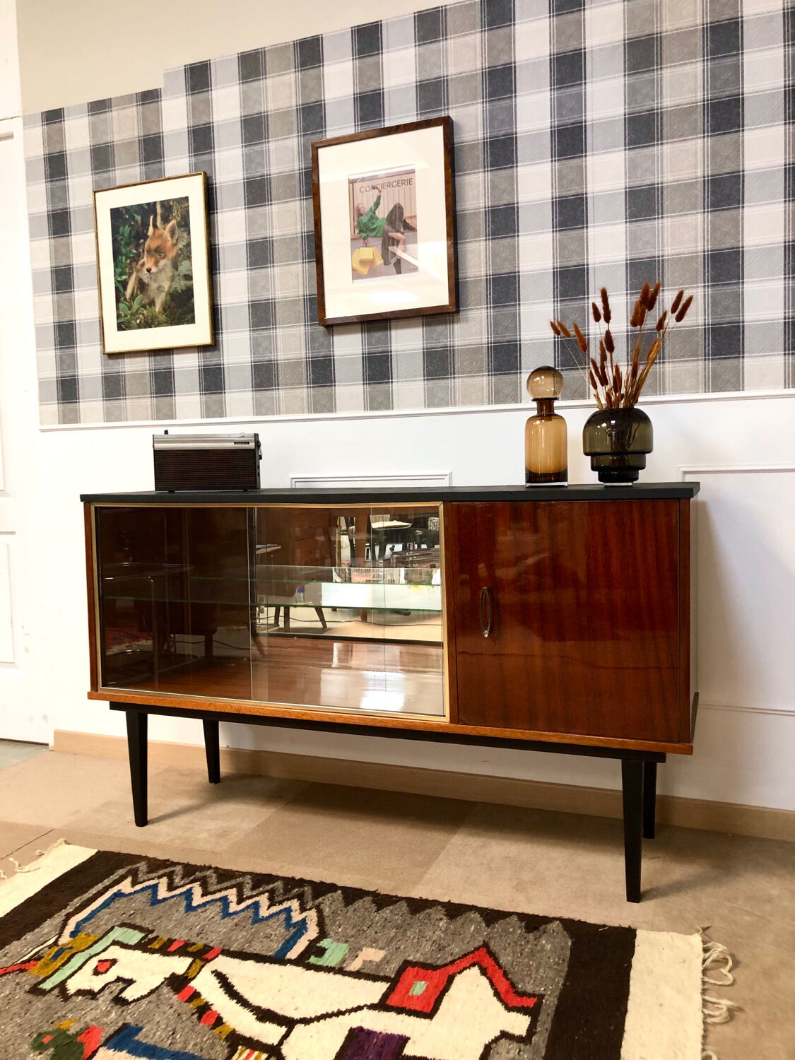 Vintage showcase row