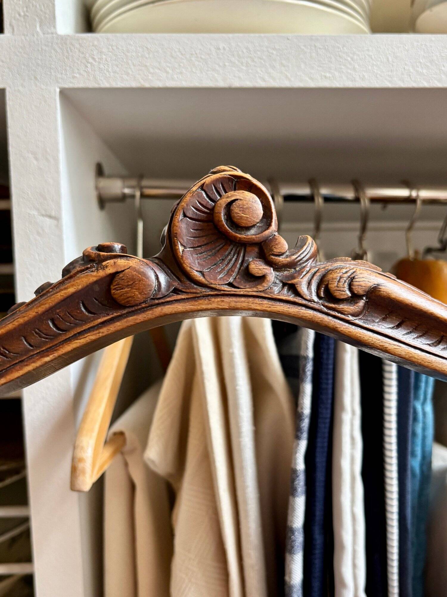 Chaise en bois ciselé et tissu rose poudré